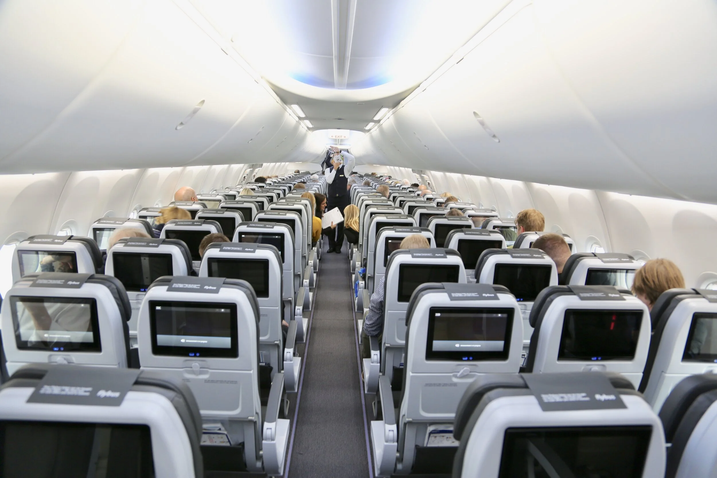 Nå gir flyselskapene bort gratis flybilletter for å fylle flyene