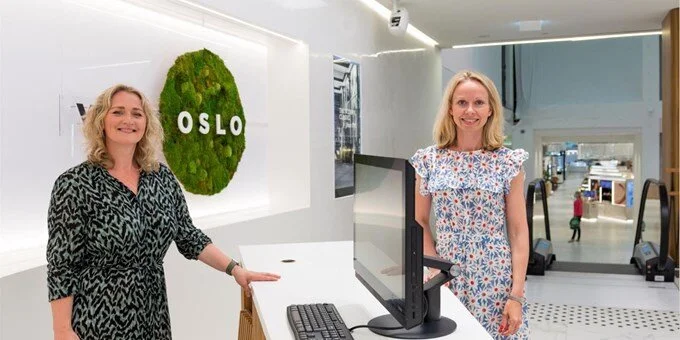 Synne Myhre (tv) og Visit Oslo åpner sitt nye besøkssenter i Østbanehallen. Foto. Visit Oslo
