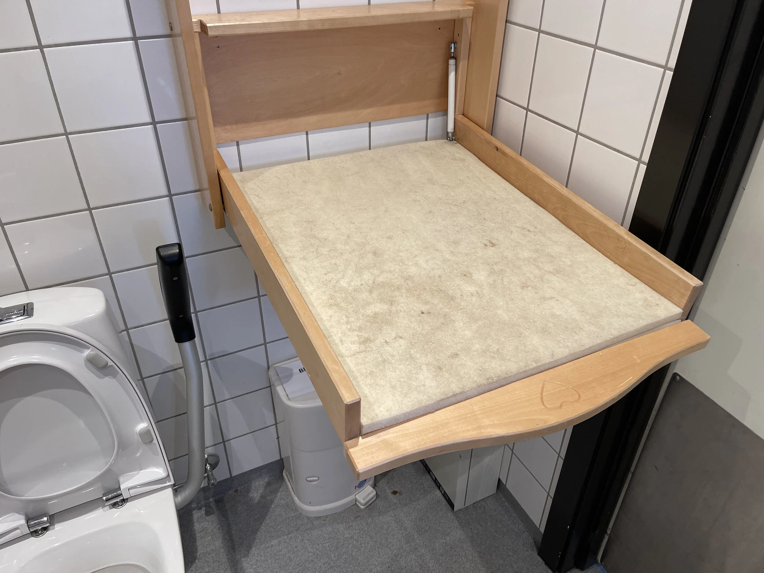 Ville du lagt barnet ditt på dette stellebordet?