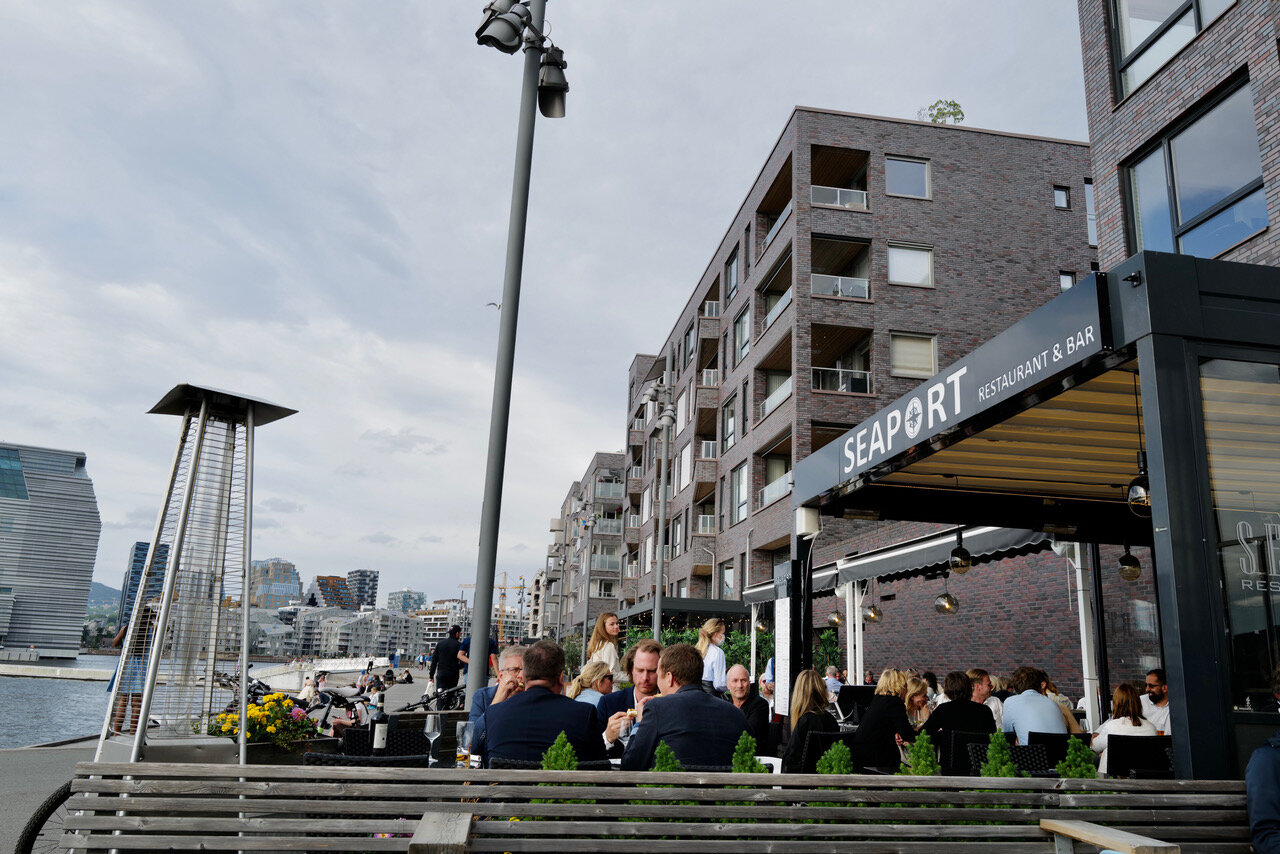Middag hos Seaport - mens sola går ned over Oslo