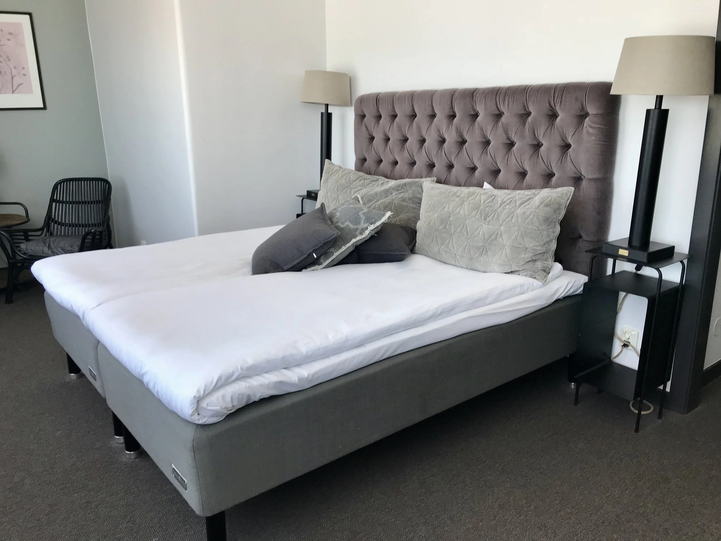 Jeg bruker aldri pynteputa på hotellrommet