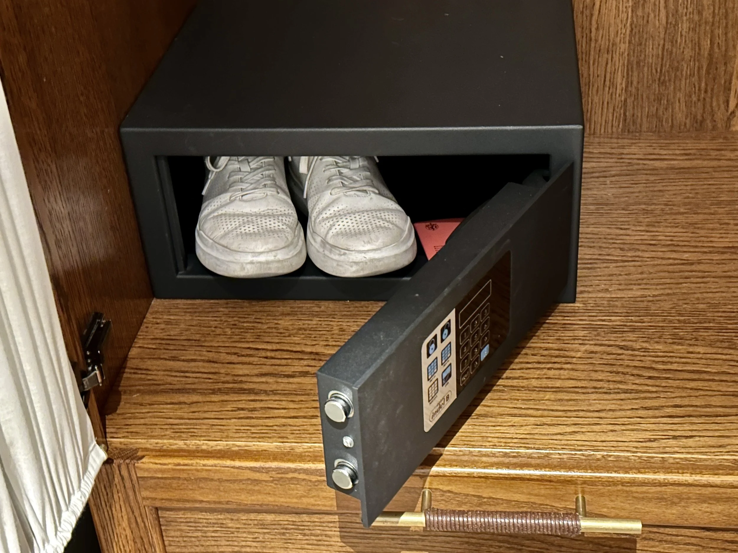 Derfor legger jeg skoene i hotellsafen