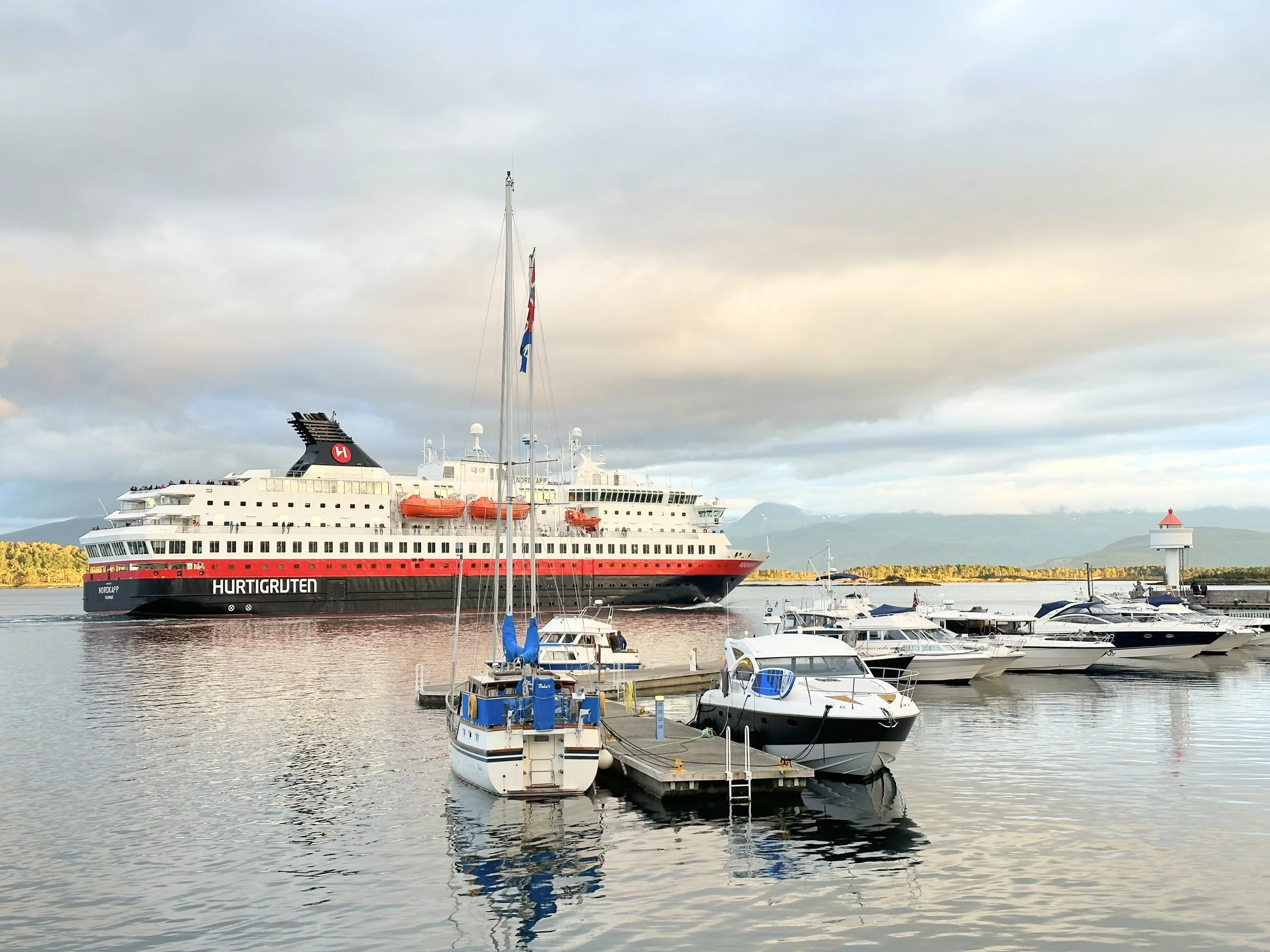 Du kan få 100 000 kroner fra Hurtigruten