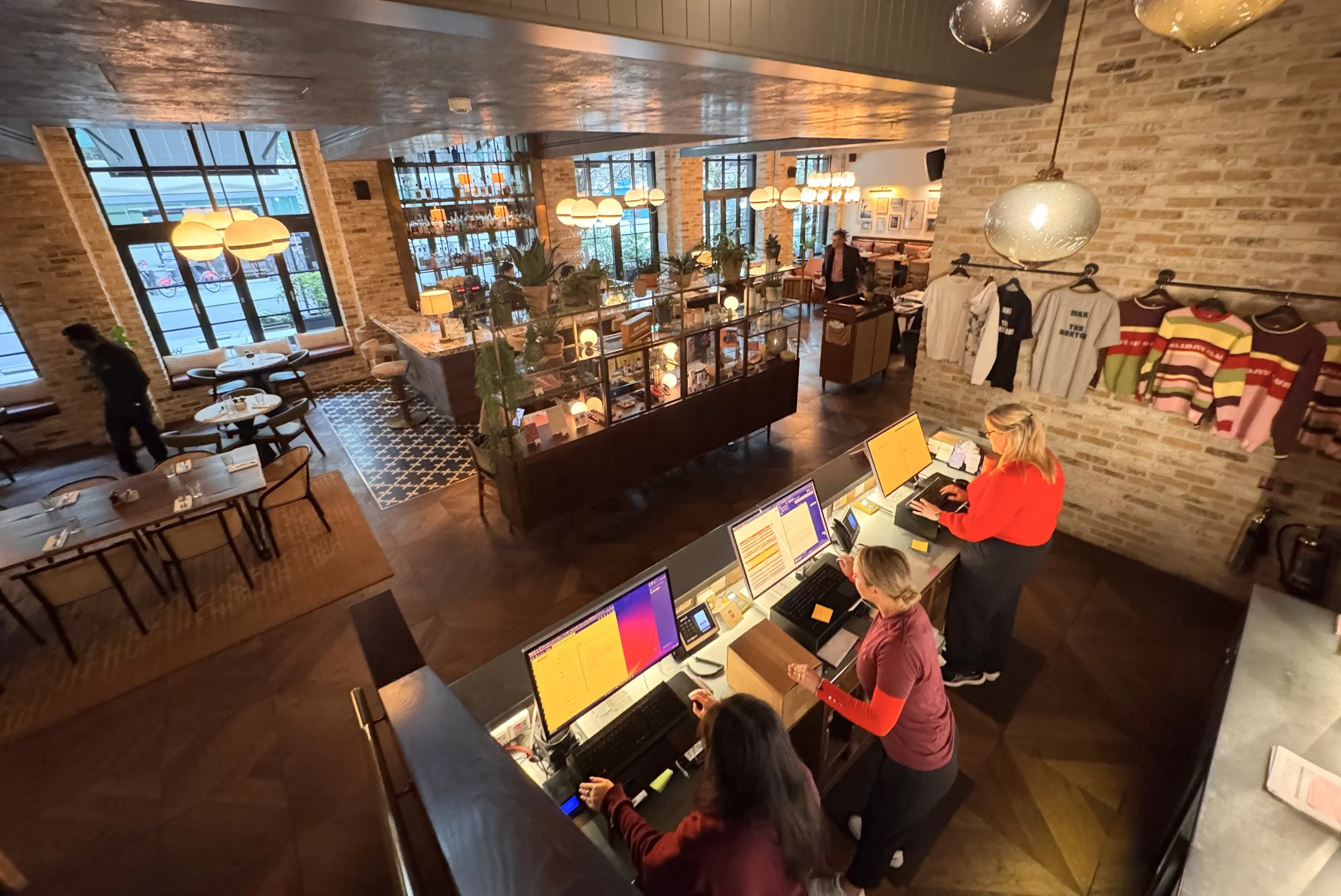 7 ting du aldri sier i hotellresepsjonen 