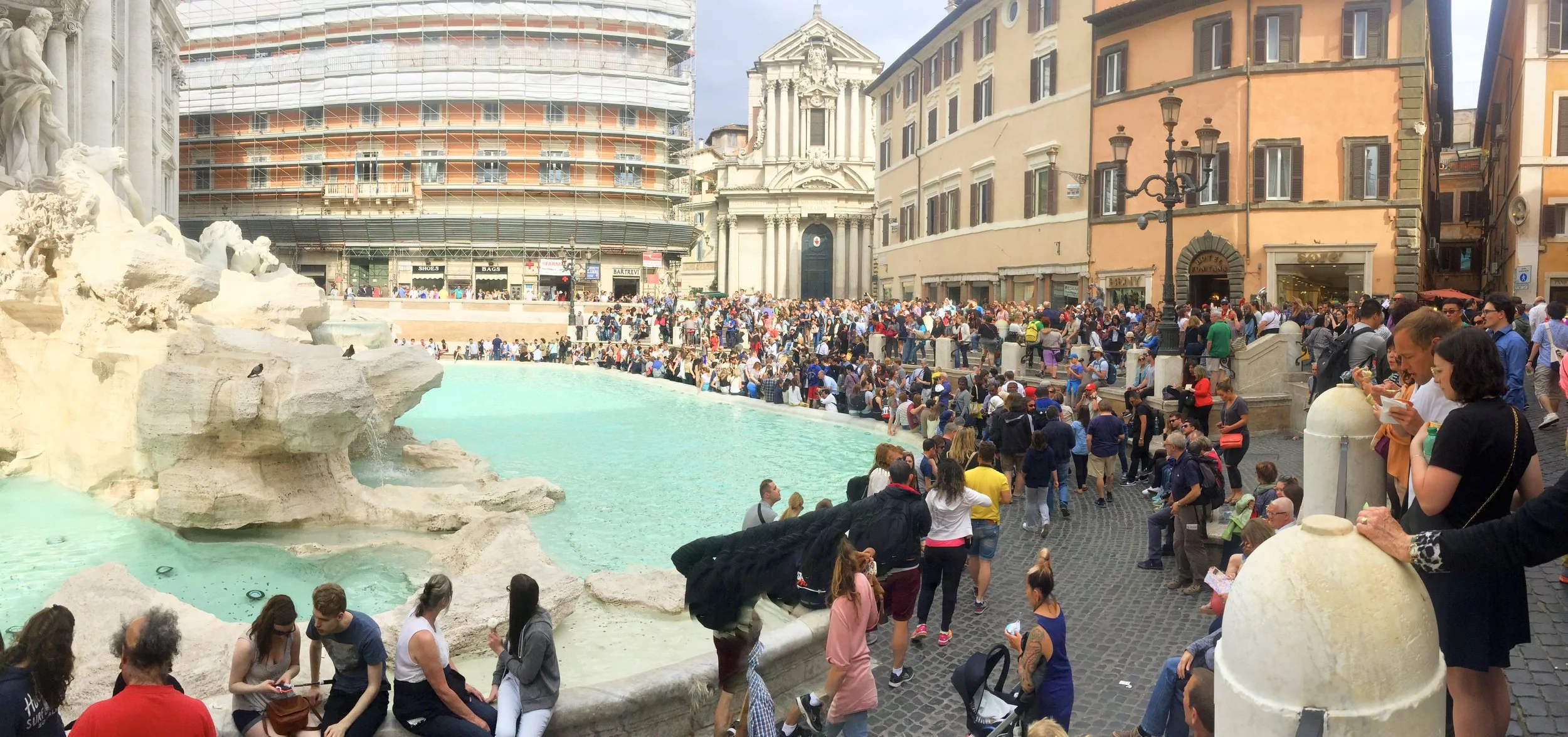 Roma strammer inn: Nå må turistene betale for å se Trevifontenen