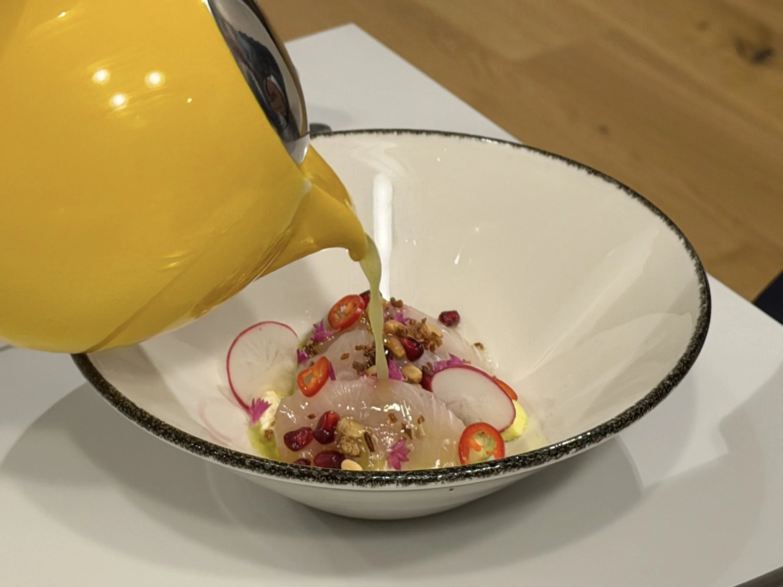 «Politikerne skåler for norsk mat – og legger ned skolene som skal lage den»