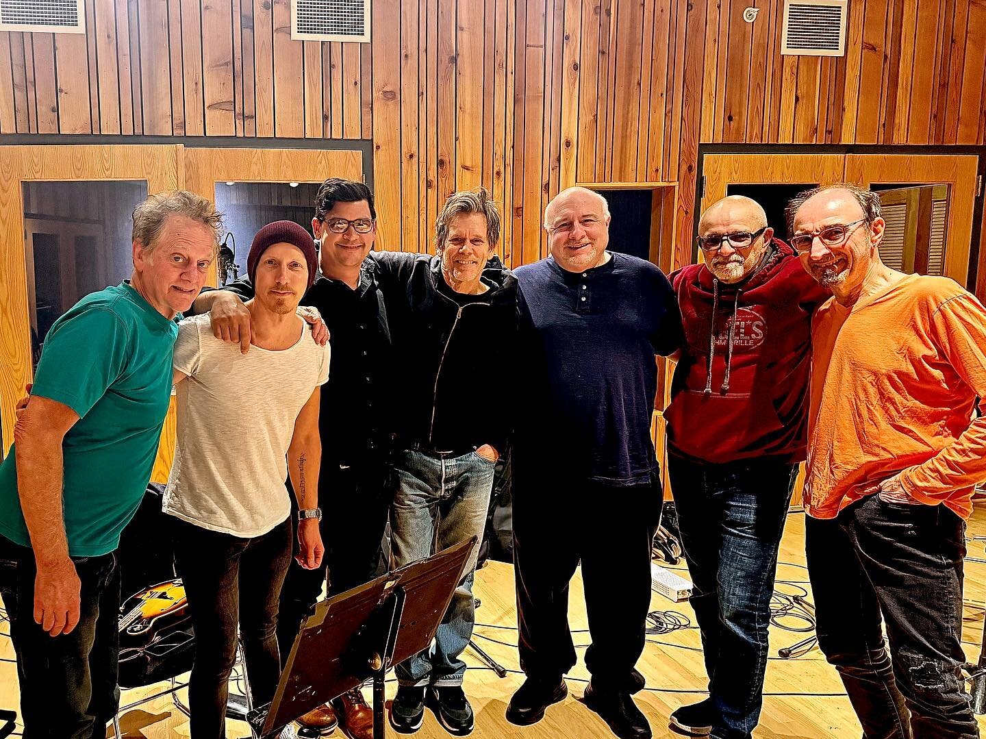 Super fun day of recording with some of my favorite musicians!⁣
@baconbrosmusic ⁣
.⁣
.⁣
.⁣
.⁣
.⁣
@kevinbacon @michaelbacon36 ⁣
@soundonsoundstudios @paul.guzzone @vilardi.frank @joemen16 @heyfrazee ⁣
#session #guitarist #nashvilleguitarist #timquick