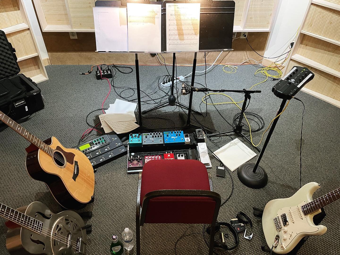 Office view for a few days. ⁣
.⁣
.⁣
.⁣
.⁣
@tuttleguitars @taylorguitars @axsgtr @vertexeffects @omilionaudio @strymonengineering @g7thcapo @analogmike_piera #guitarist #nashvilleguitarist #sessionguitarist #timquick