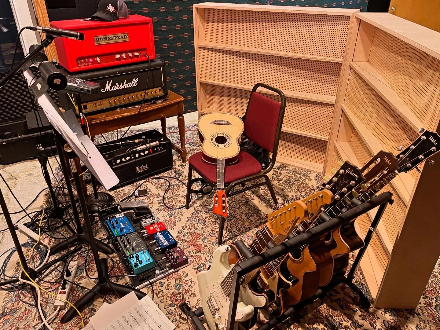 October photo dump&hellip;Sessions, Bacon Bros and Opry shows. Was a great month. ⁣
.⁣
.⁣
.⁣
.⁣
⁣
@baconbrosmusic @opry @tuttleguitars @homesteadamps @tyleramps @omilionaudio @strymonengineering @axsgtr @vertexeffects @taylorguitars @xotic_usa #guita
