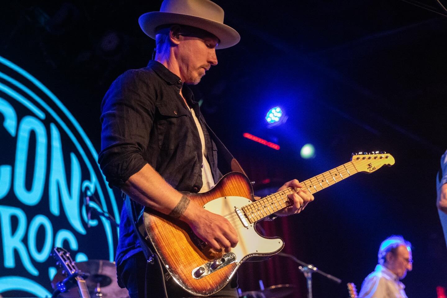 Wouldn&rsquo;t be a summer tour without a few shows at The Birchmere. ⁣
@baconbrosmusic ⁣
.⁣
.⁣
.⁣
.⁣
@thebirchmere @tuttleguitars @stetsonusa @ernieball ⁣
📷: @vsundra ⁣
#guitarist #nashvilleguitarist #timquick #baconbrothers #kevinbacon #michaelbac
