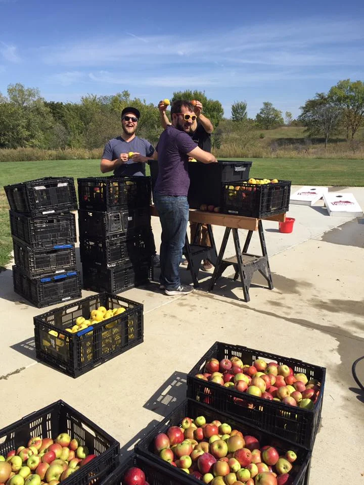 guys pressing apples.jpg
