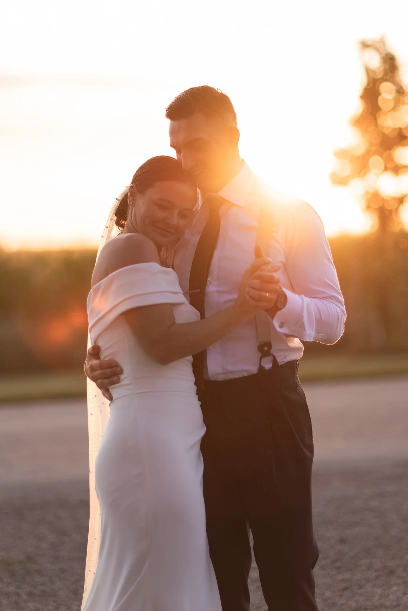 Bröllopsfotografering med Brudparet i Olais lada i Västerlösa. Bröllopsfotograf i Linköping Östergötland