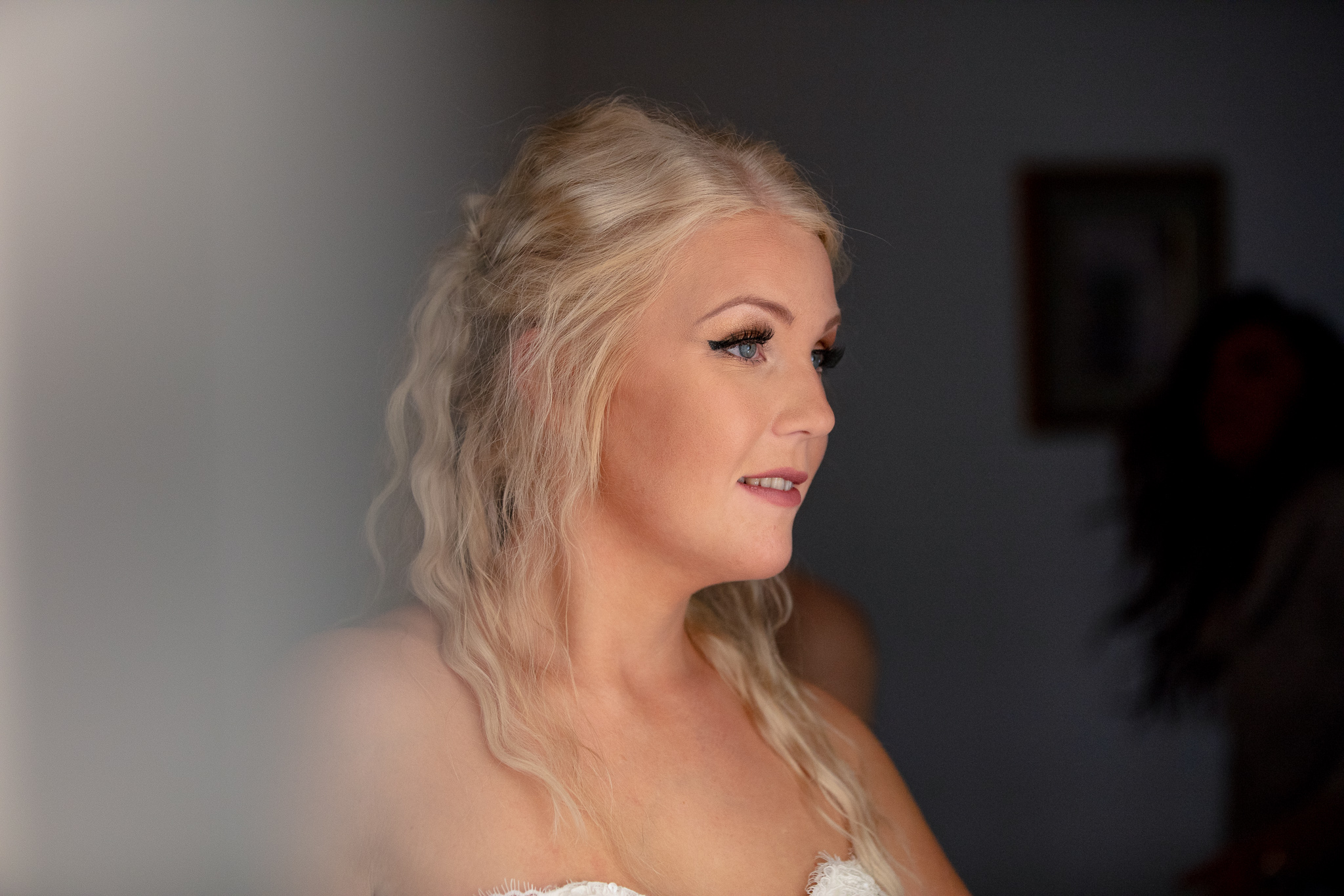 Bröllopsfotograf Linköping — Sofie & Reine, Bjärka Säby, brud ser sig själv färdig i spegeln 