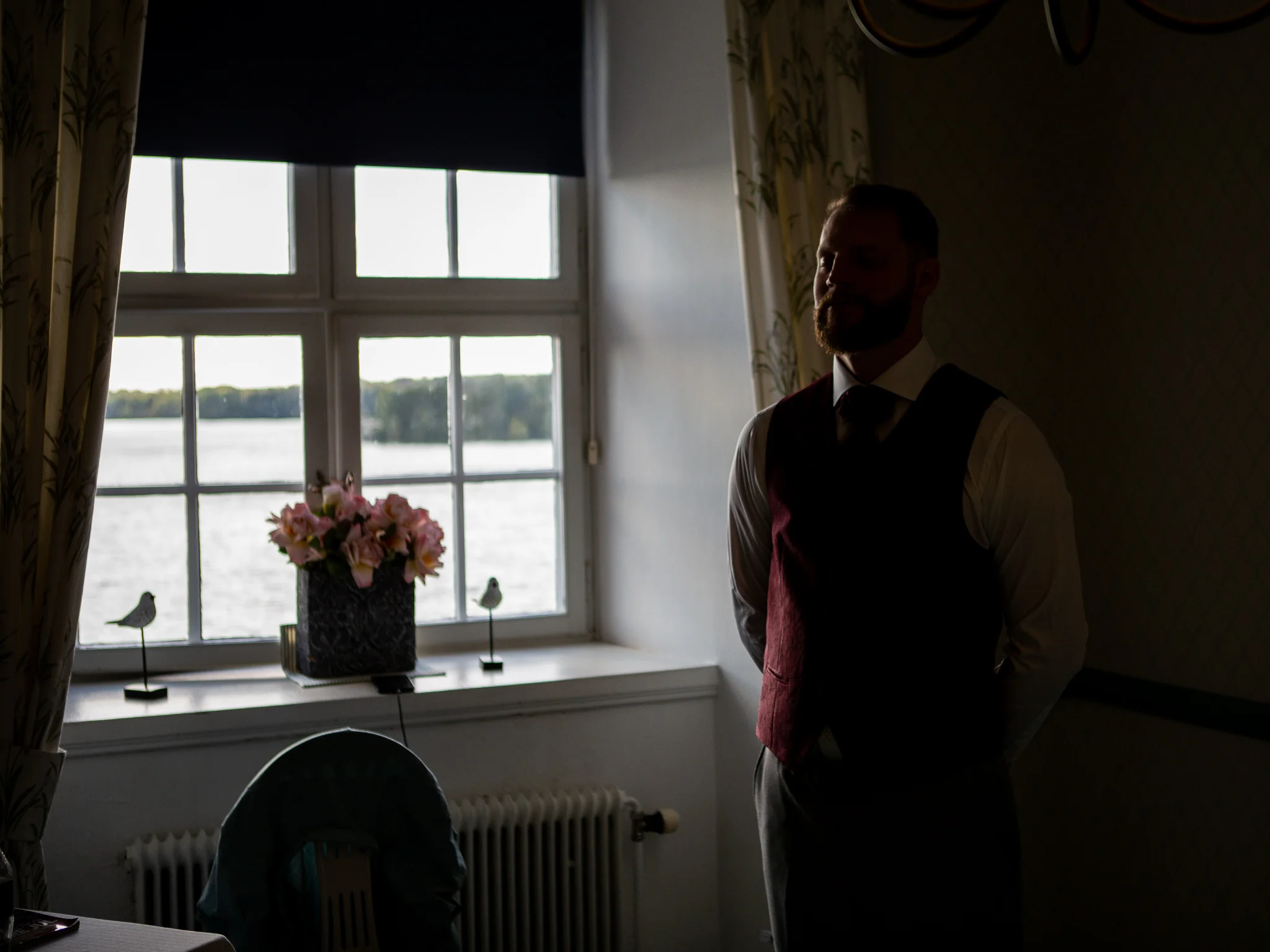 Bröllopsfotograf Linköping — Sofie & Reine, Bjärka Säby, brudgum fokuserad i väntan på vigseln 