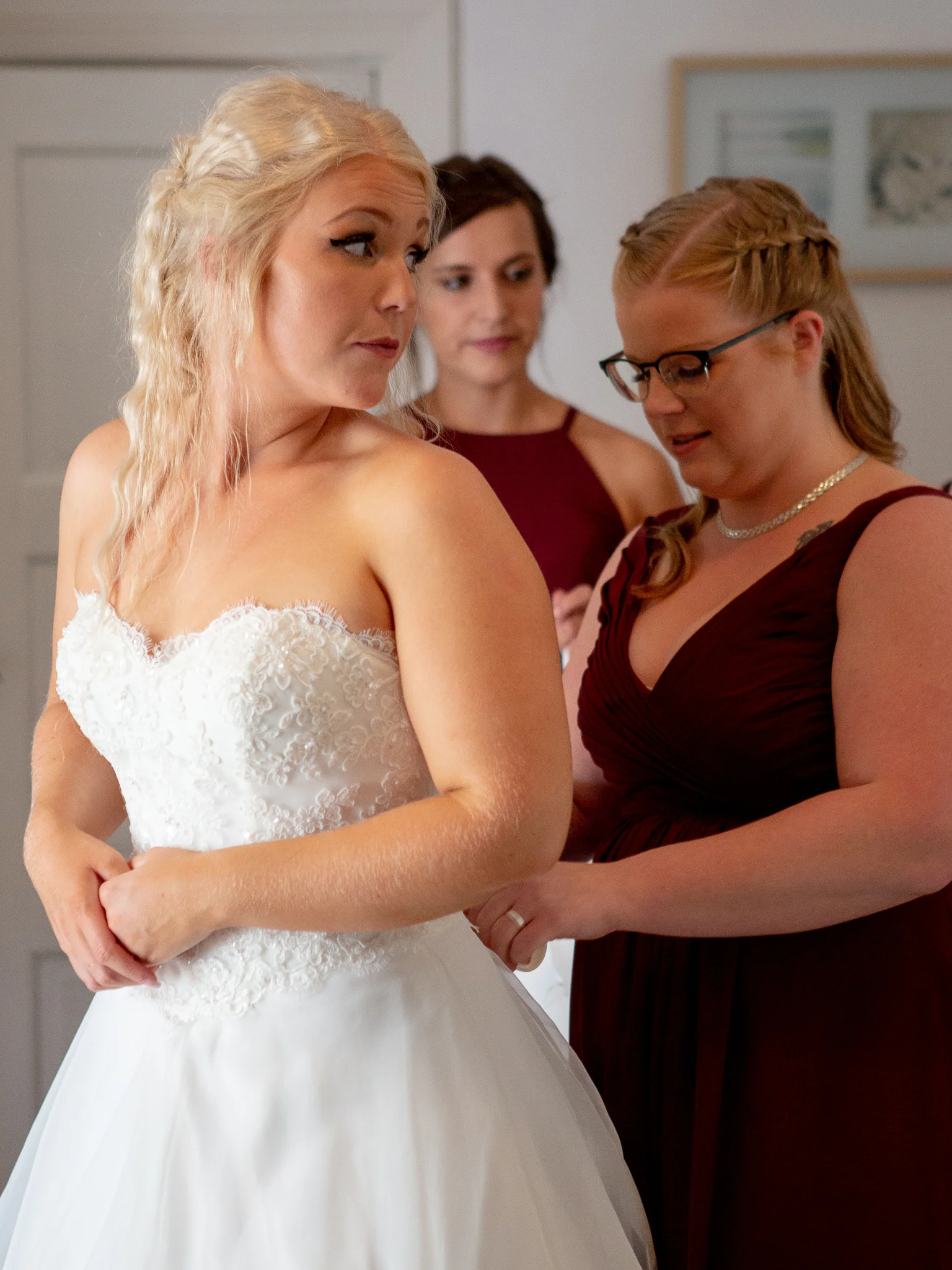 Bröllopsfotograf Linköping — Sofie & Reine, Bjärka Säby, brud under förberedelserna med klönnpåtagning