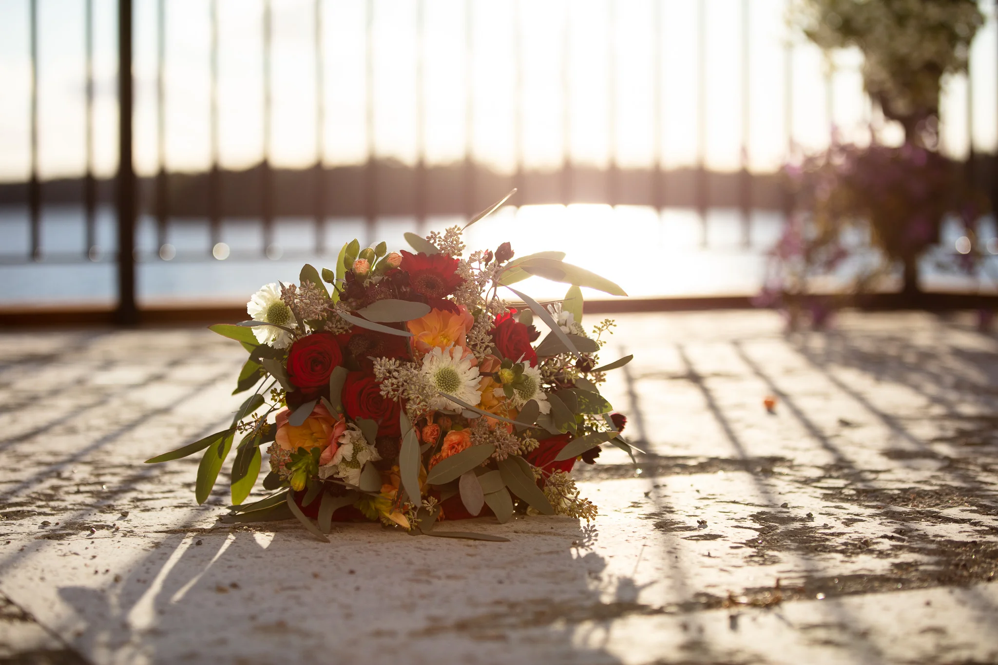 Bröllopsfotograf Linköping — Sofie & Reine, Bjärka Säby, brudbuketten under solnedgången