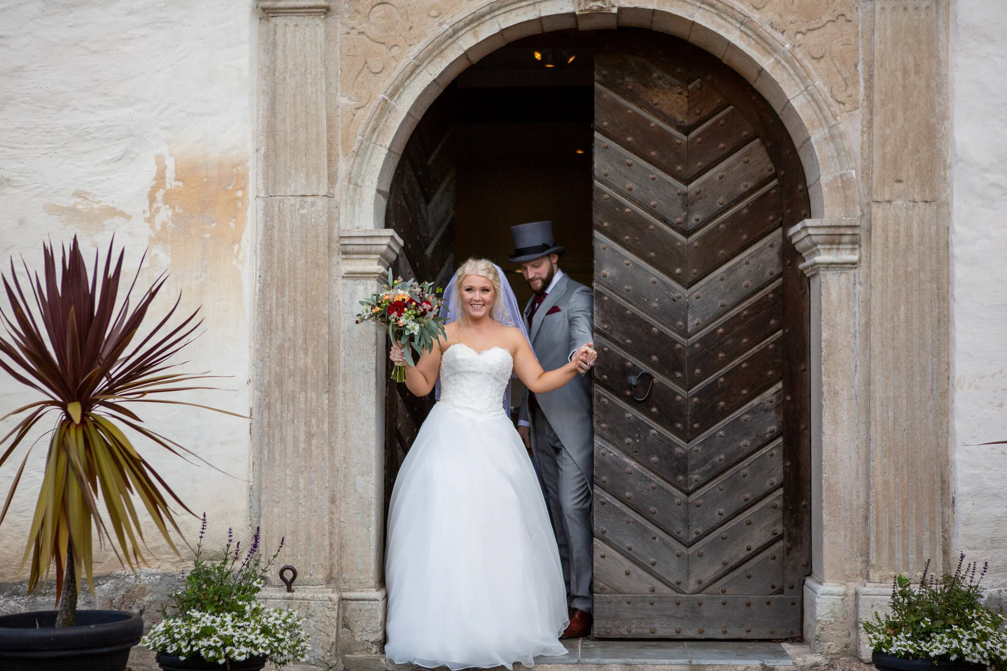 Bröllopsfotograf Linköping — Sofie & Reine, Bjärka Säby, brudparet anländer för brudskål 