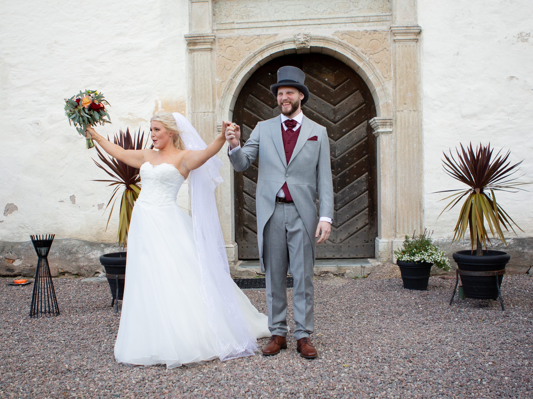 Bröllopsfotograf Linköping — Sofie & Reine, Bjärka Säby, brudparet efter vigseln tar emot gästernas jubel inför stundande brudskål
