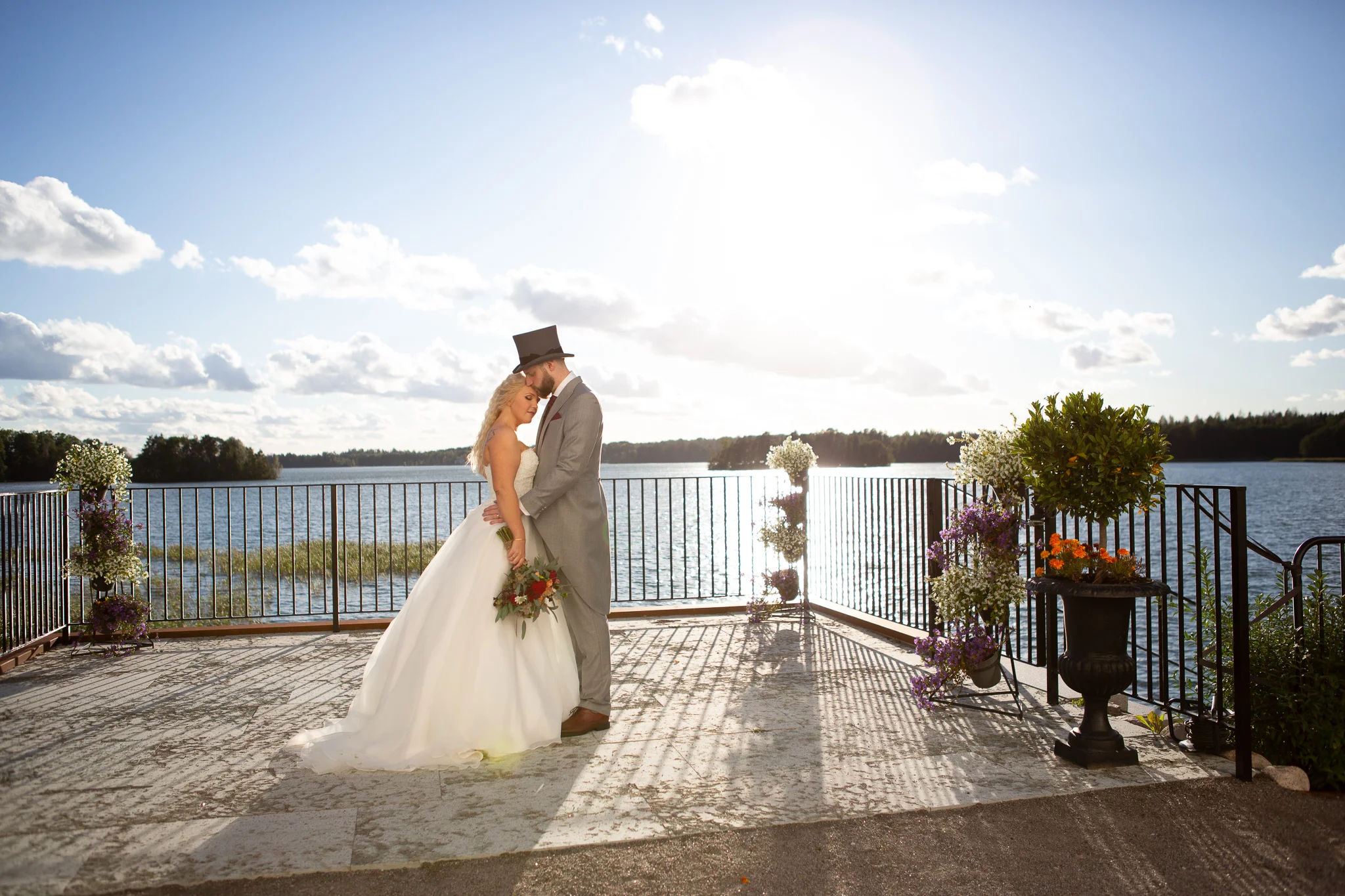 Bröllopsfotograf Linköping — Sofie & Reine, Bjärka Säby, porträtt på verandans med brudparet i en stilla stund
