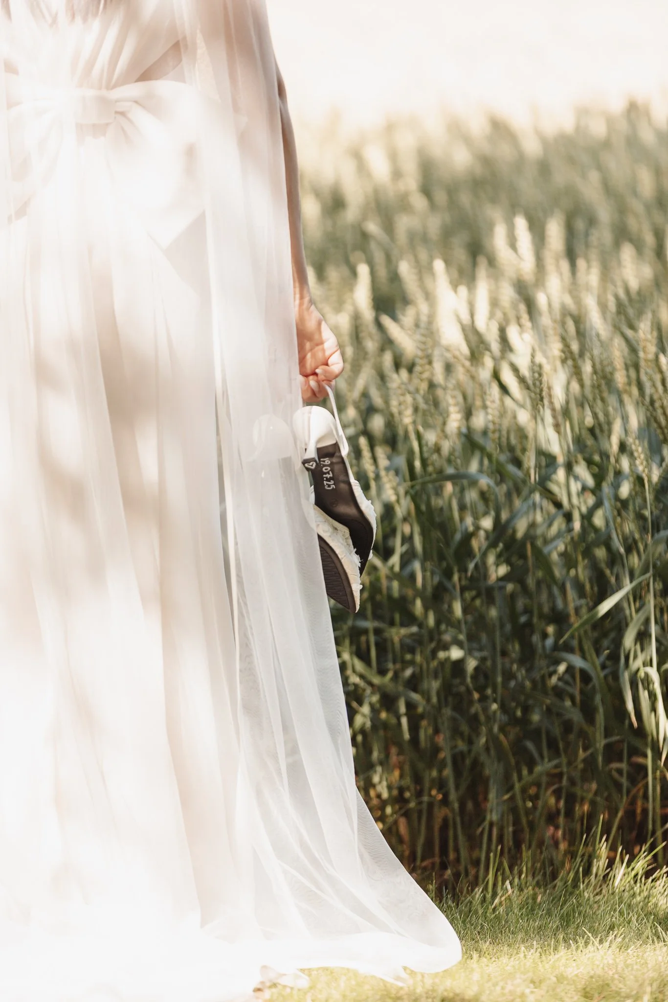 Detaljer av brudens skor och klänning