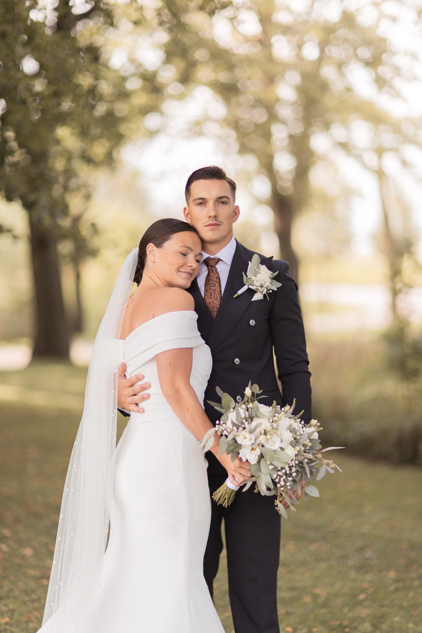 Bröllopsfotograf Västerlösa — Alice & Joakim, Olais Lada, stillfult porträtt med brudparet 