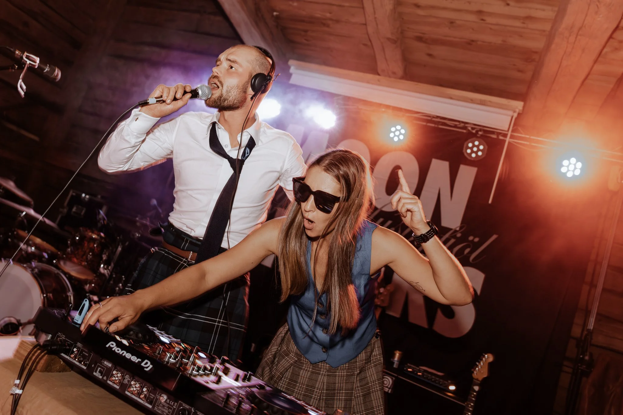 Bröllopsfotograf Västerlösa — Alice & Joakim, Olais Lada, toastmastrarnas igångdrag av festen som DJs
