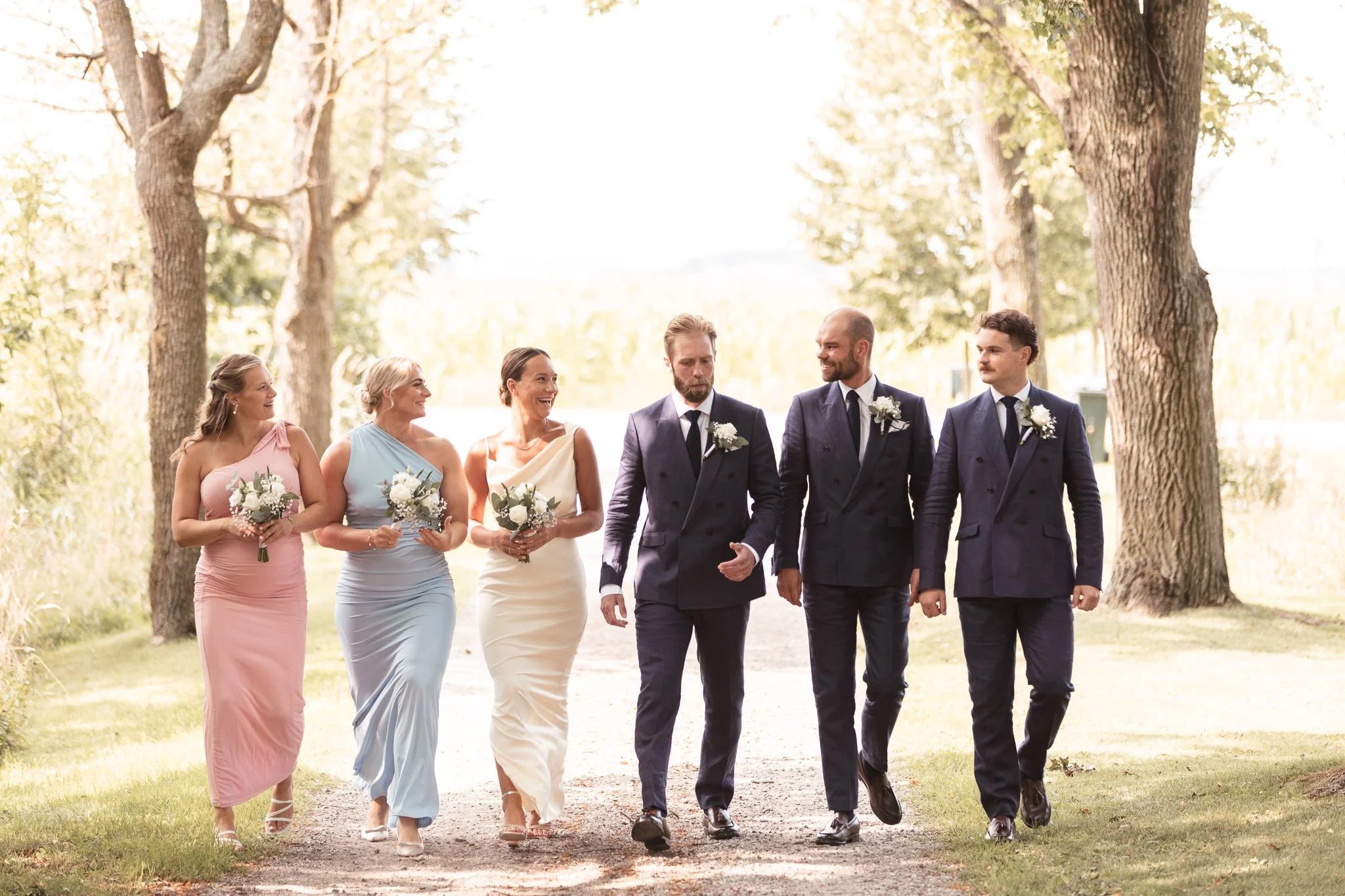 Brudfölje i Olais Lada vid en bröllopsfotografering en magisk dag. Bröllopsfotograf i Linköping Östergötland