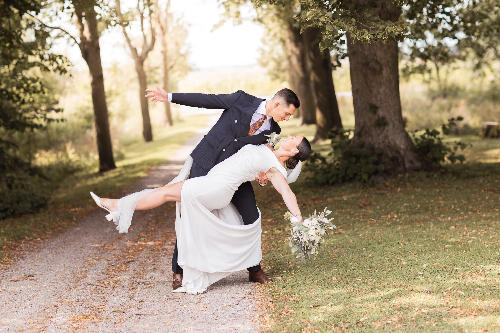 Bröllopsfotografering med Brudparet i Olais lada i Västerlösa. Bröllopsfotograf i Linköping Östergötland