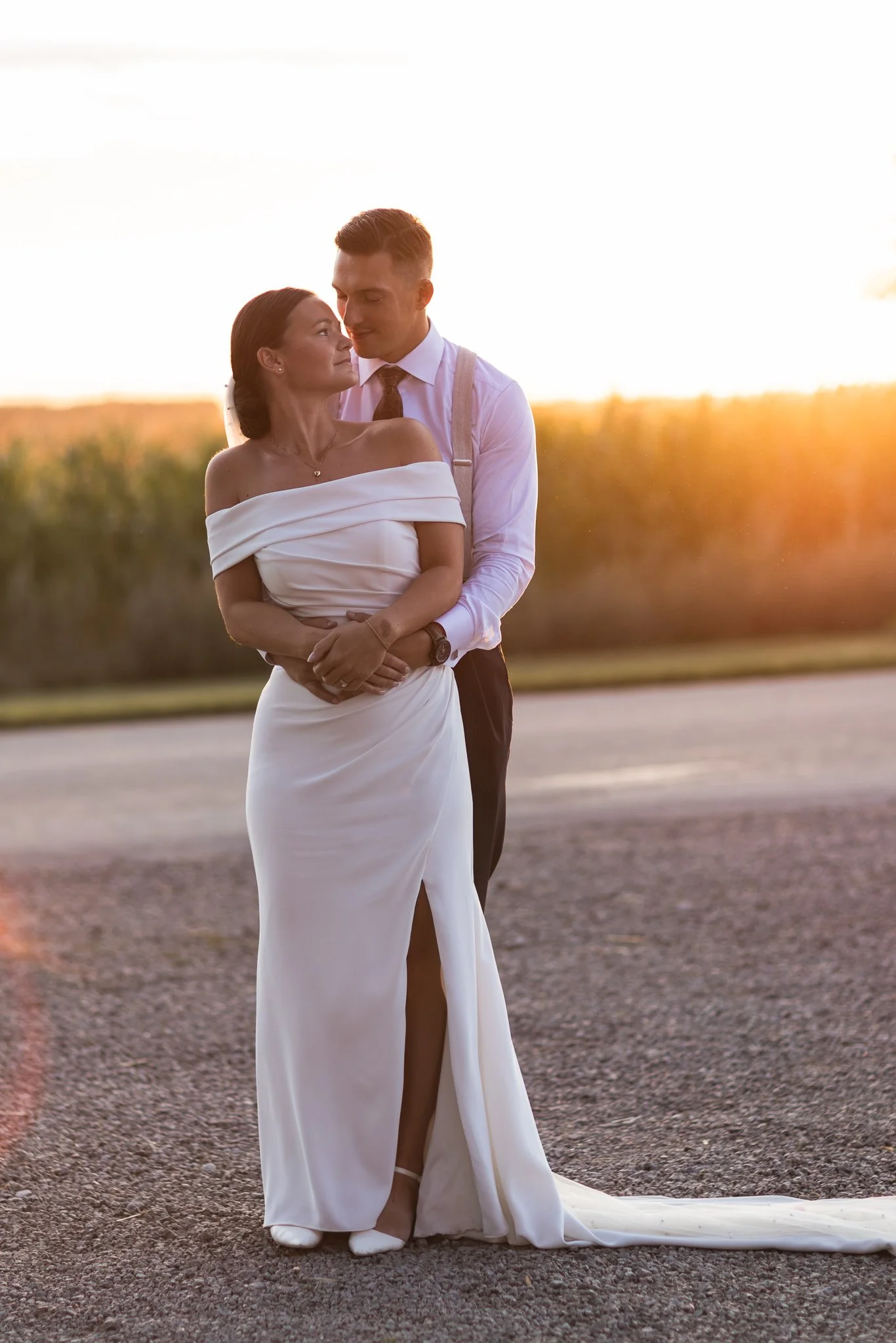 Bröllopsfotografering med Brudparet i Olais lada i Västerlösa. Bröllopsfotograf i Linköping Östergötland