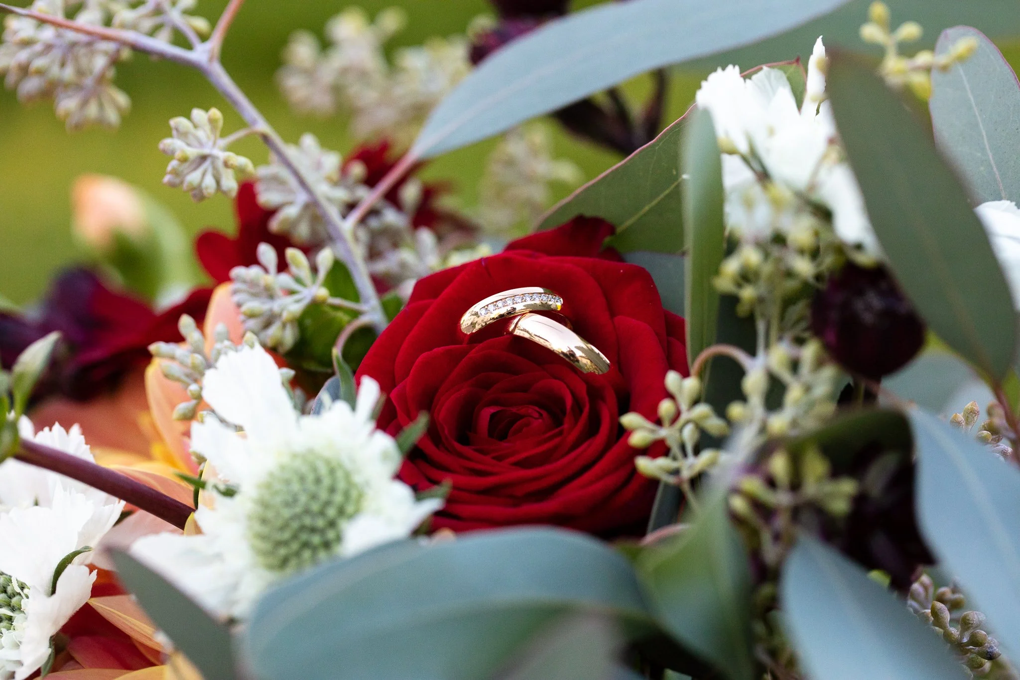 Bröllopsfotograf Linköping — Sofie & Reine, Bjärka Säby, detaljbild bukett och ringarna från brudparet 