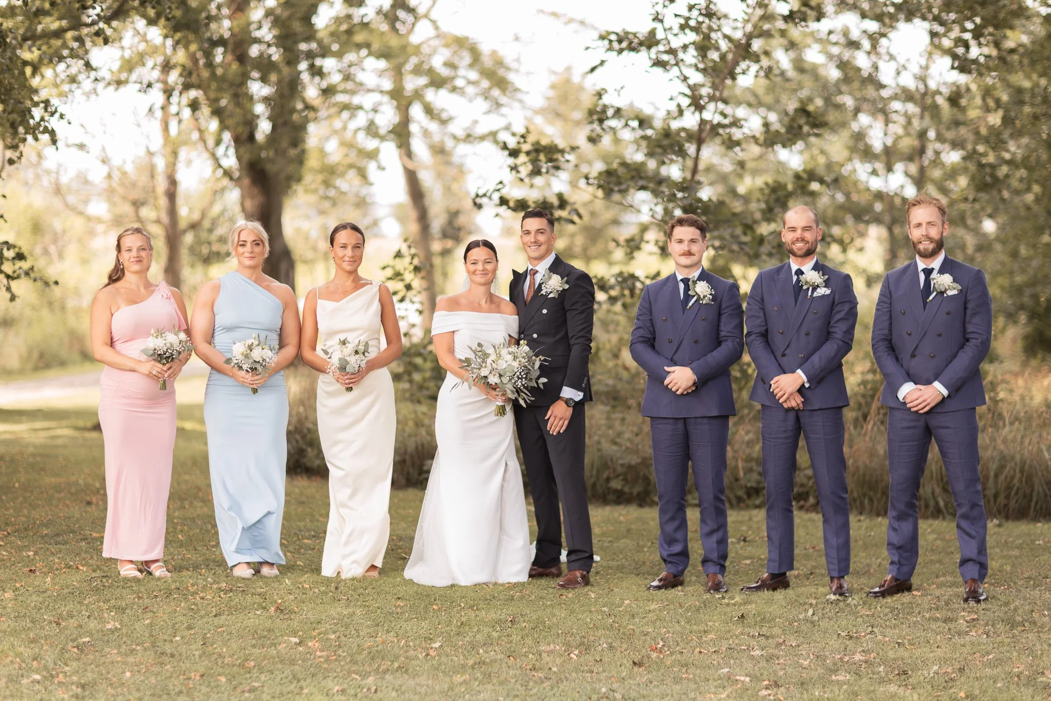 Brudpar med Brudfölje i Olais Lada vid en bröllopsfotografering en magisk dag. Bröllopsfotograf i Linköping Östergötland