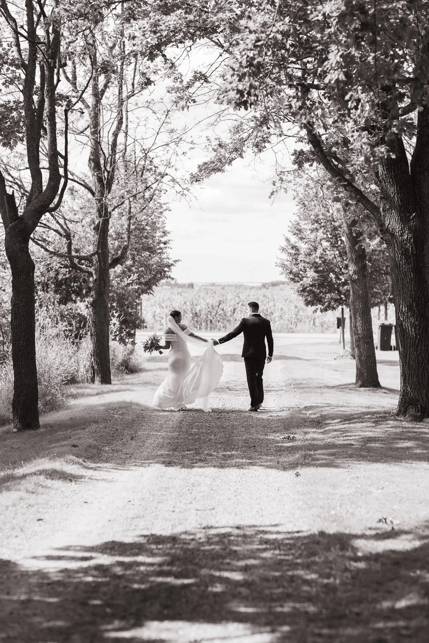Bröllopsfotograf Västerlösa — Alice & Joakim, Olais Lada, brudparet gåendes längs allen 