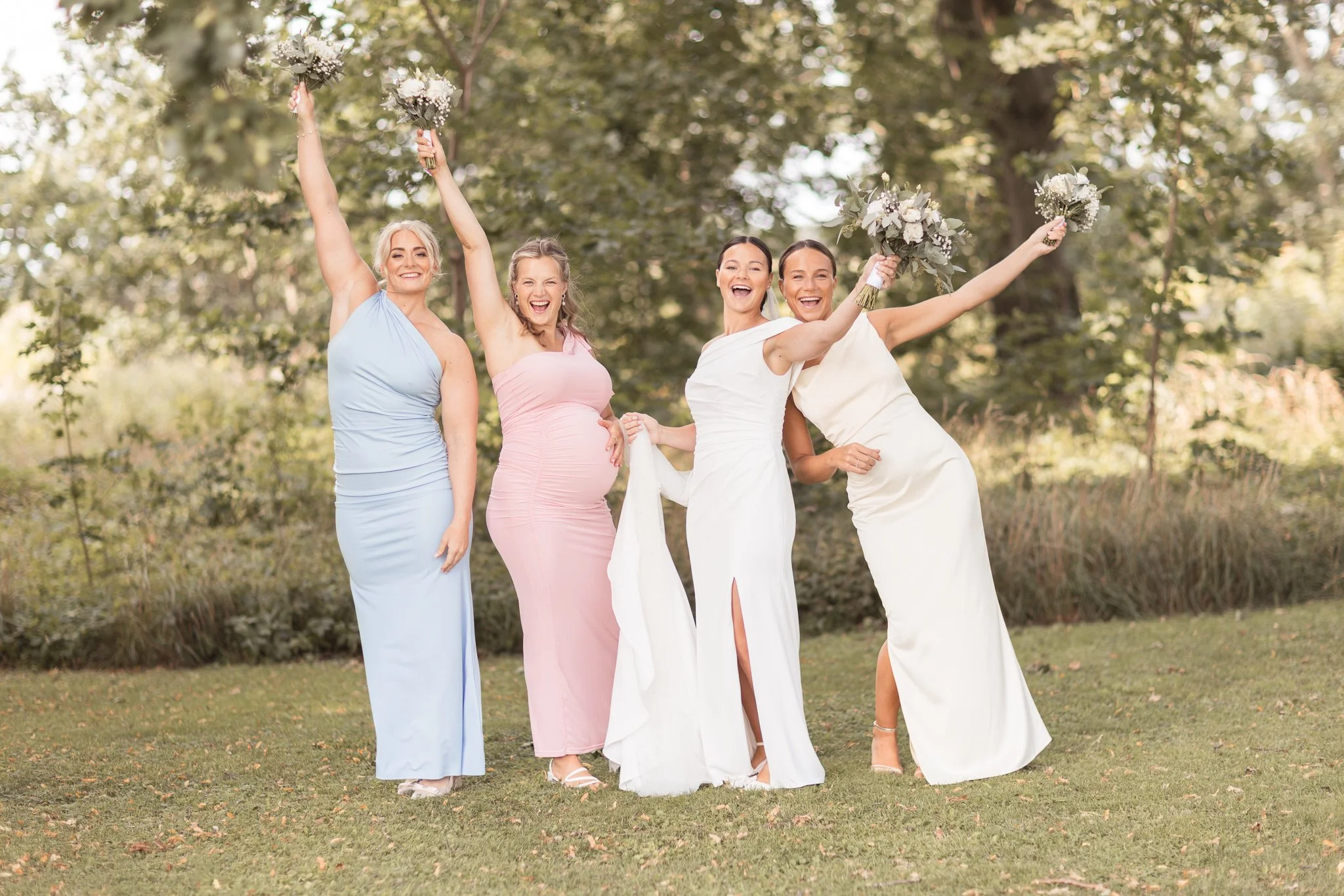 Bröllopsfotografering med Brudparet i Olais lada i Västerlösa. Bröllopsfotograf i Linköping Östergötland