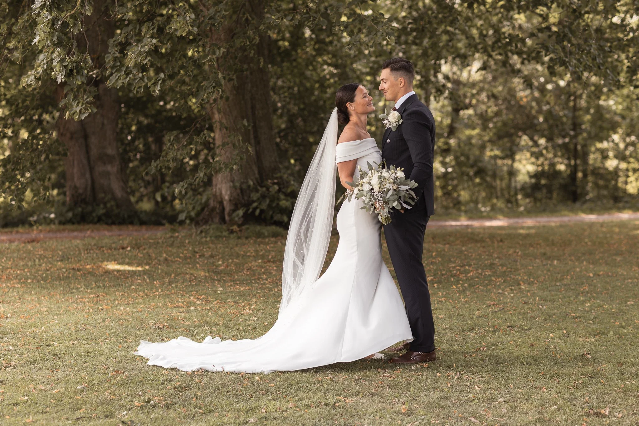 Bröllopsfotograf Västerlösa — Alice & Joakim, Olais Lada, stiligt porträtt under eken