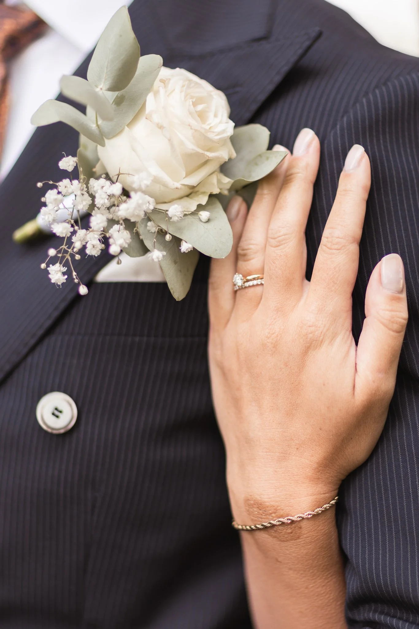 Vigselringen med blommor. Bröllopsfotografering med Brudparet i Olais lada i Västerlösa. Bröllopsfotograf i Linköping Östergötland