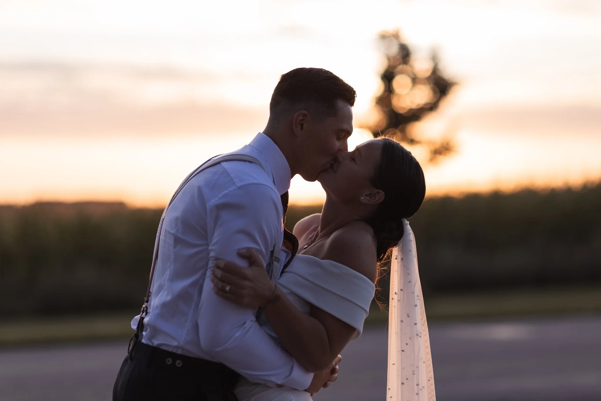 Solnedgång i Olais Lada vid en bröllopsfotografering i golden houre. Bröllopsfotograf i Linköping Östergötland