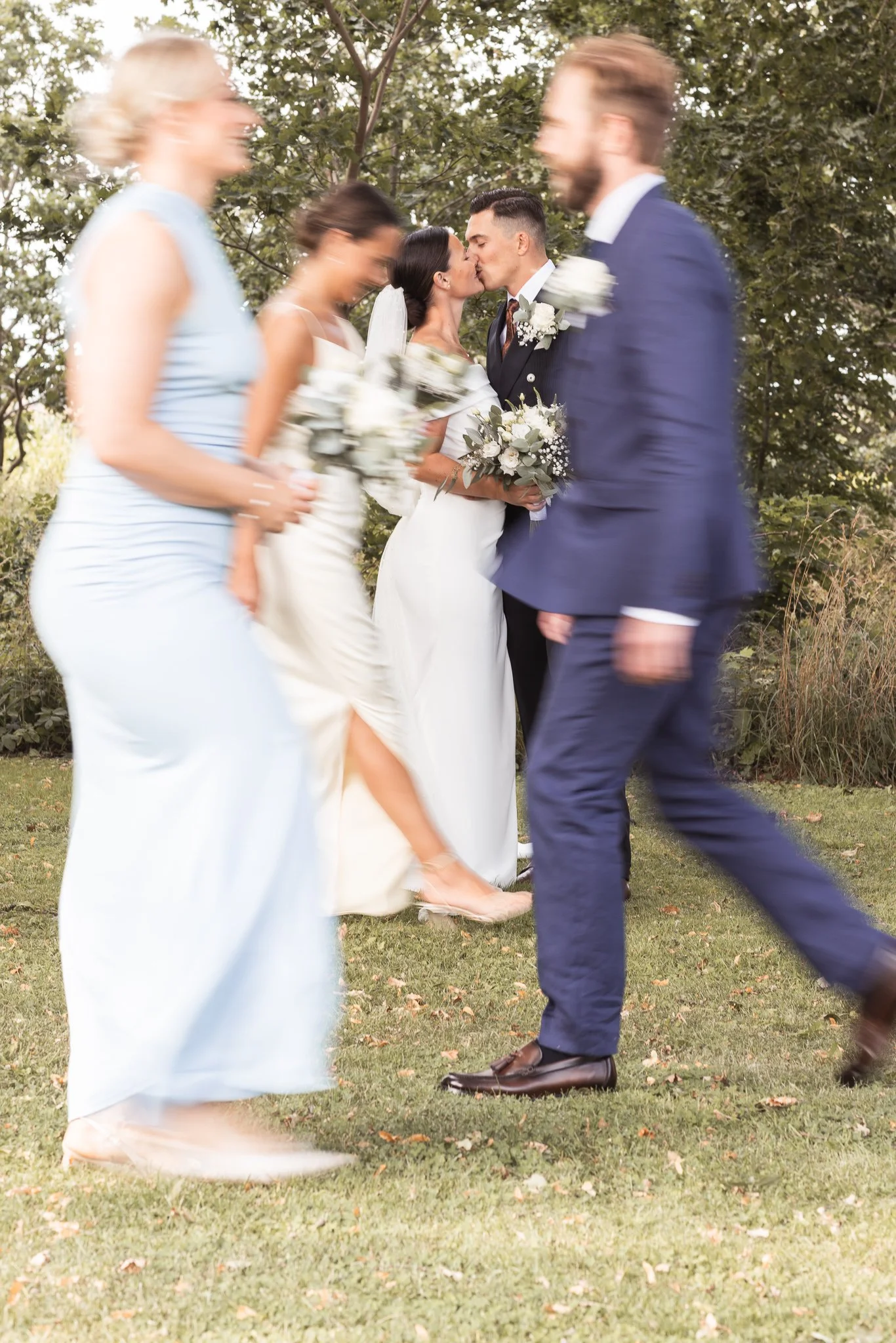 Bröllopsfotografering med Brudparet i Olais lada i Västerlösa. Bröllopsfotograf i Linköping Östergötland