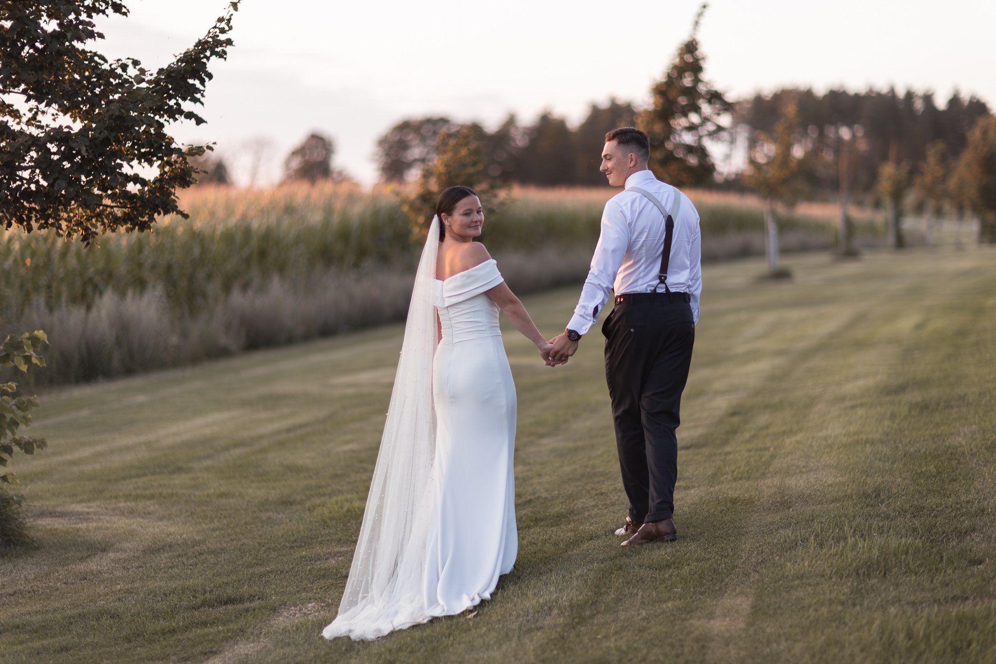 Solnedgång i Olais Lada vid en bröllopsfotografering i golden houre. Bröllopsfotograf i Linköping Östergötland