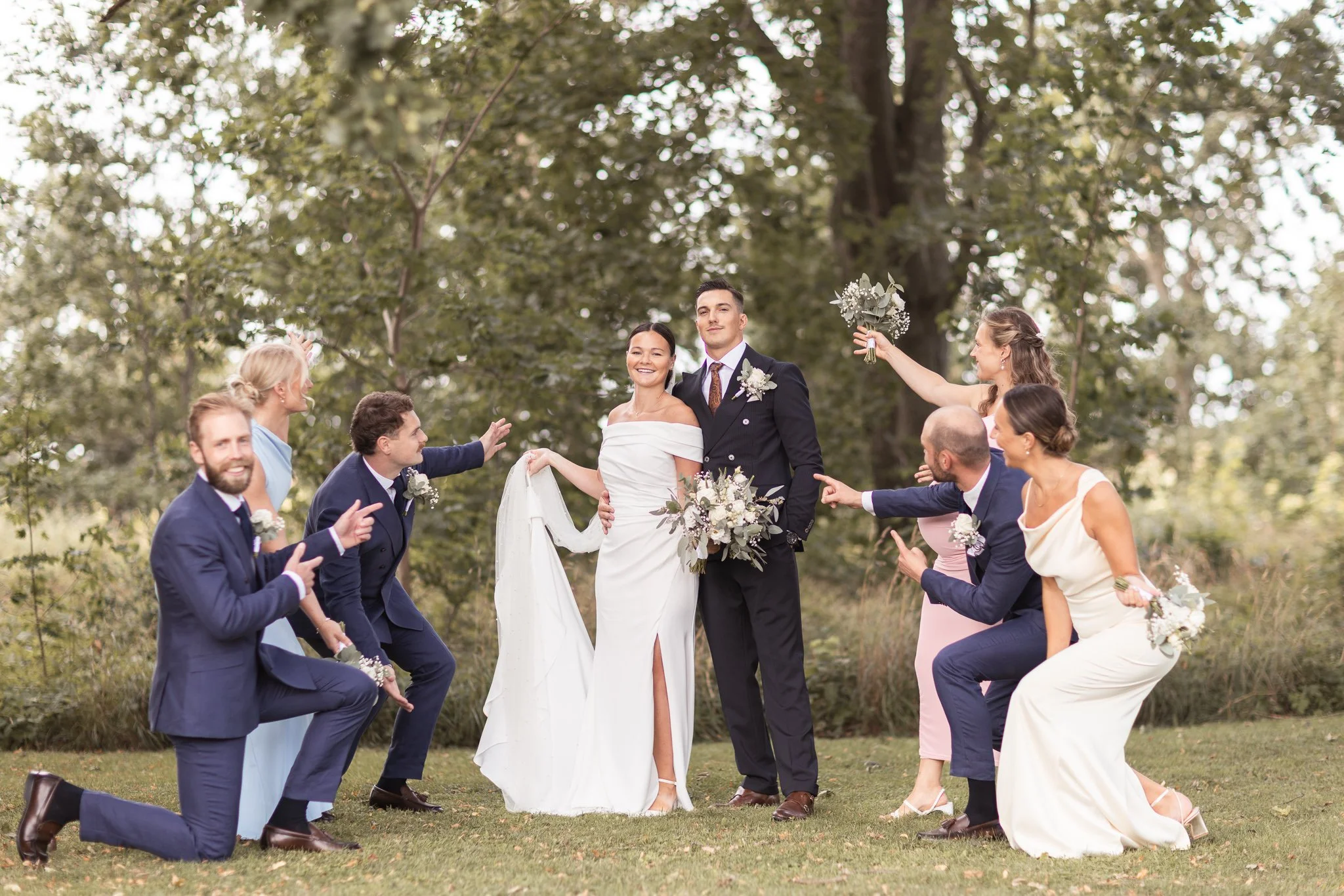 Bröllopsfotograf Västerlösa — Alice & Joakim, Olais Lada, brudföljet prisar brudparet 