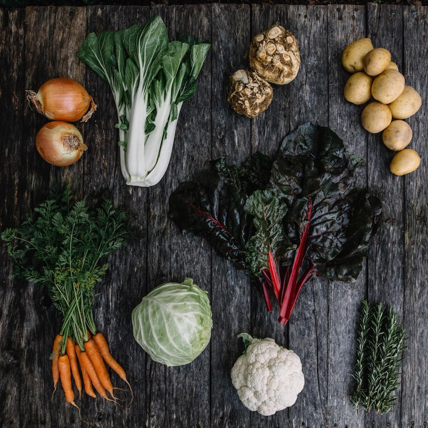 This week&rsquo;s gorgeous Winter box 🧅🥕🥔
Tell us in the comments what you would make with these ingredients! 

- Green cabbage
- Yellow onion
- Bok Choi
- Potatoes 
- Cauliflower 
- Carrots
- Celeriac (Celery Root)
- Chard
- Rosemary