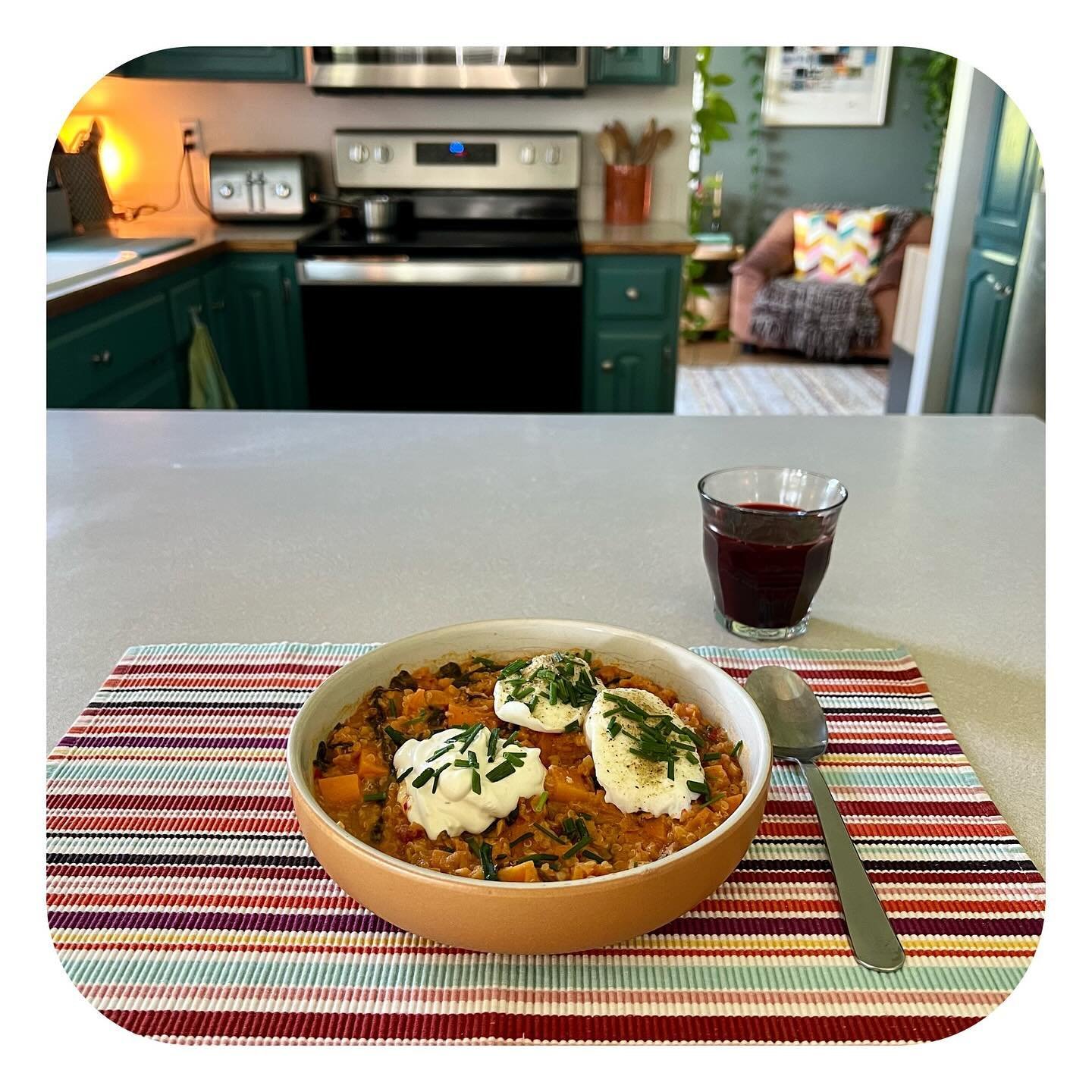 610 cals &bull; Lunch: @deliciouslyella sweet potato &amp; lentil stew, 2 poached eggs, 2 tbsp sour cream, beet juice

I added some sour cream to tone down the heat 🔥 as I remembered that I had overdone it a tad with the harissa when I batch cooked 