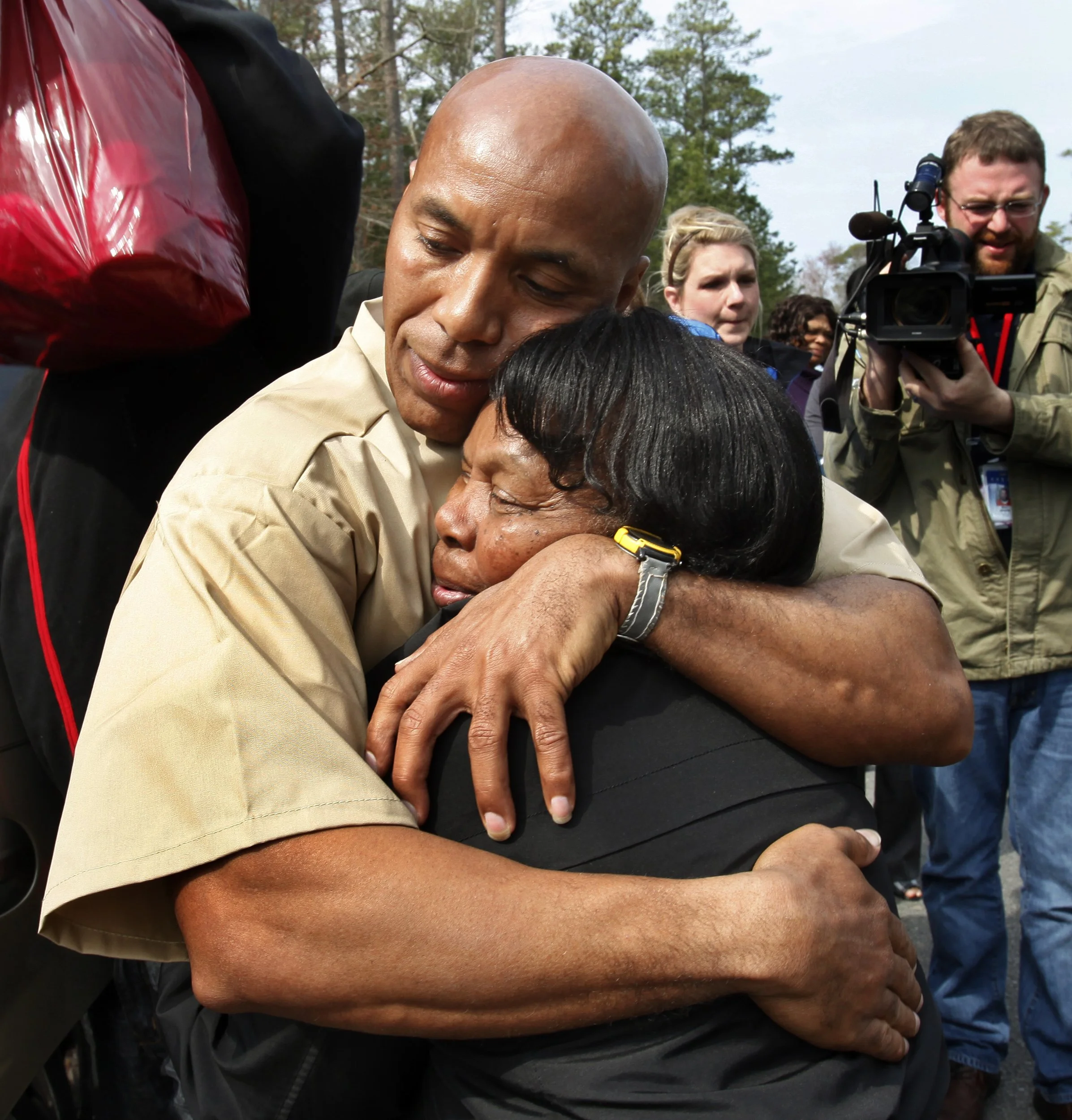 Thomas Haynesworth with his mother after his release on bail.JPG