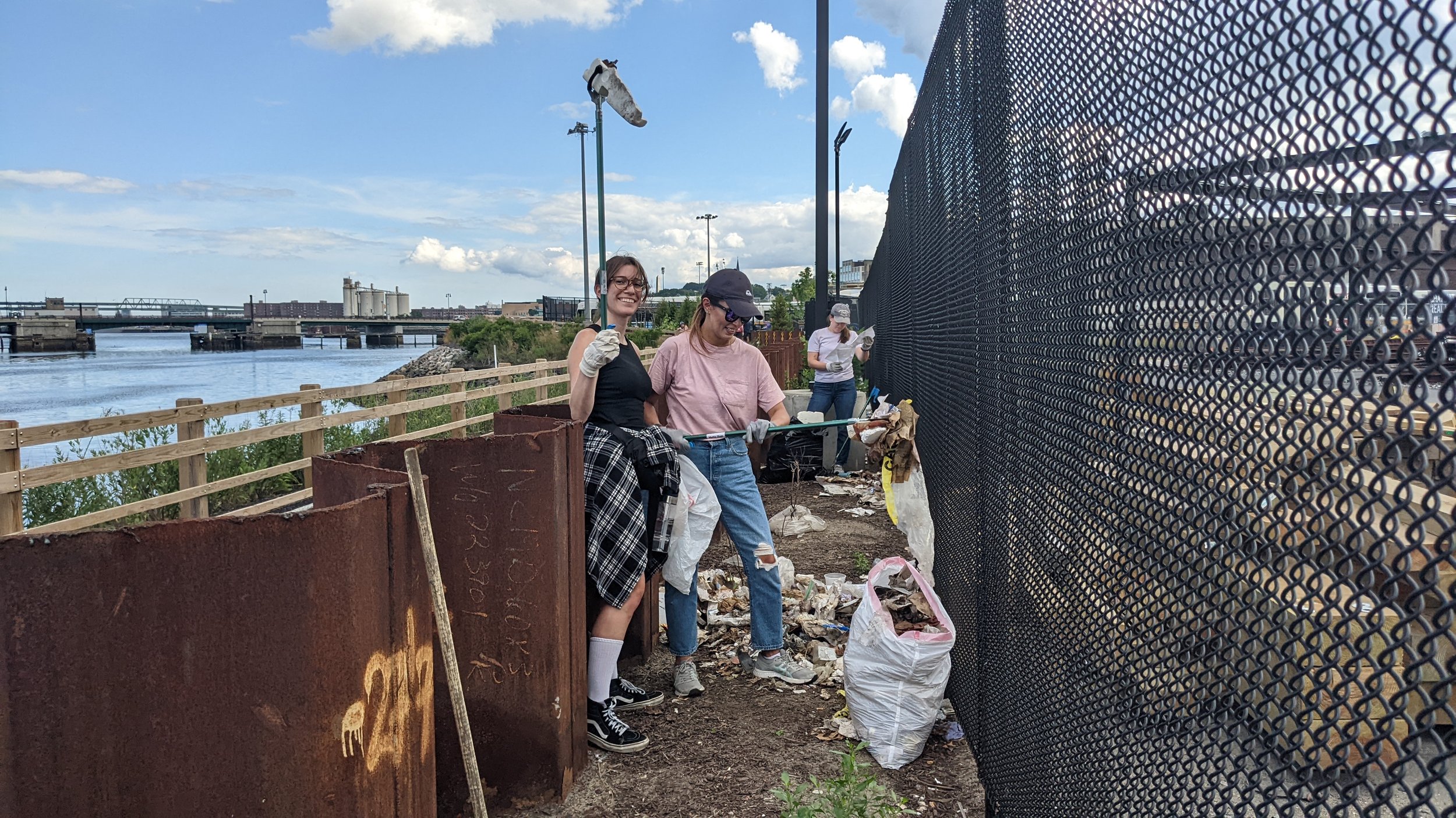  8.24.2022 | MIT Sloan students pick up trash along the Mystic River in Somerville. This year, 150+ college students participated in our stewardship efforts – we love seeing university communities take action for their local environment! Credit: Sush