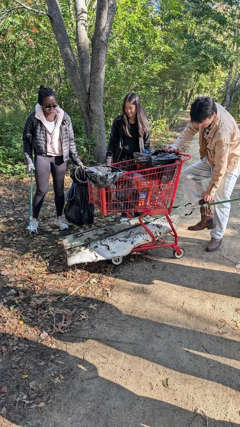 Volunteers remove large items from river. PC: Sushant Bajracharya