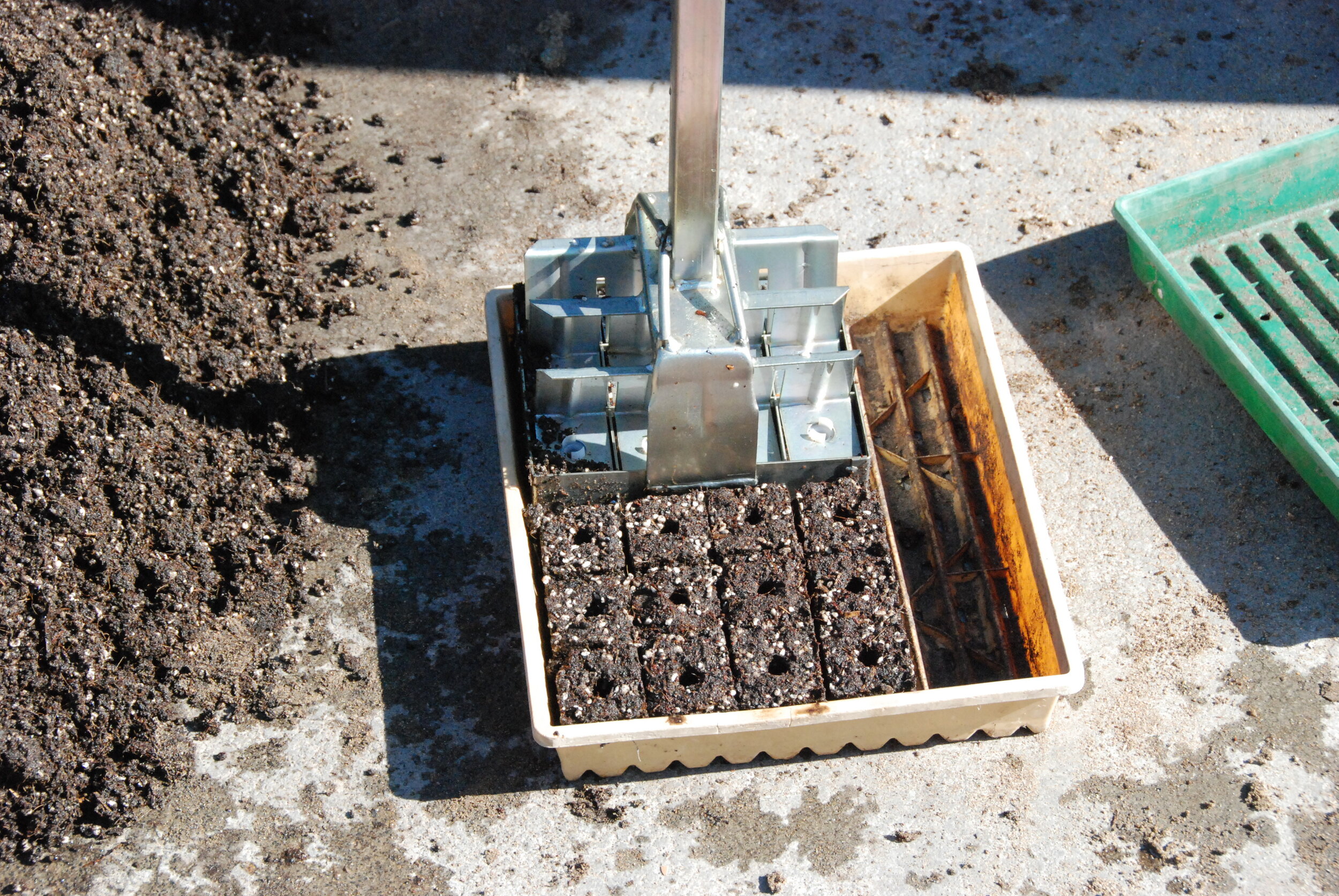 Pressing soil blocks