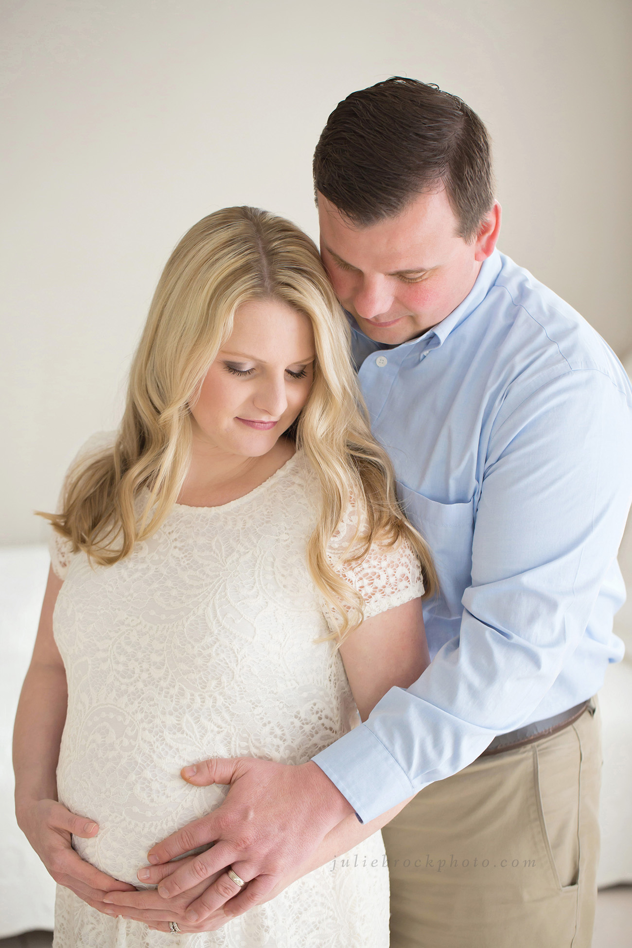 Louisville KY Maternity Photographer | Julie Brock Photography | Louisville KY Newborn Photographer | Maternity Studio Posing | Maternity Posing with dad