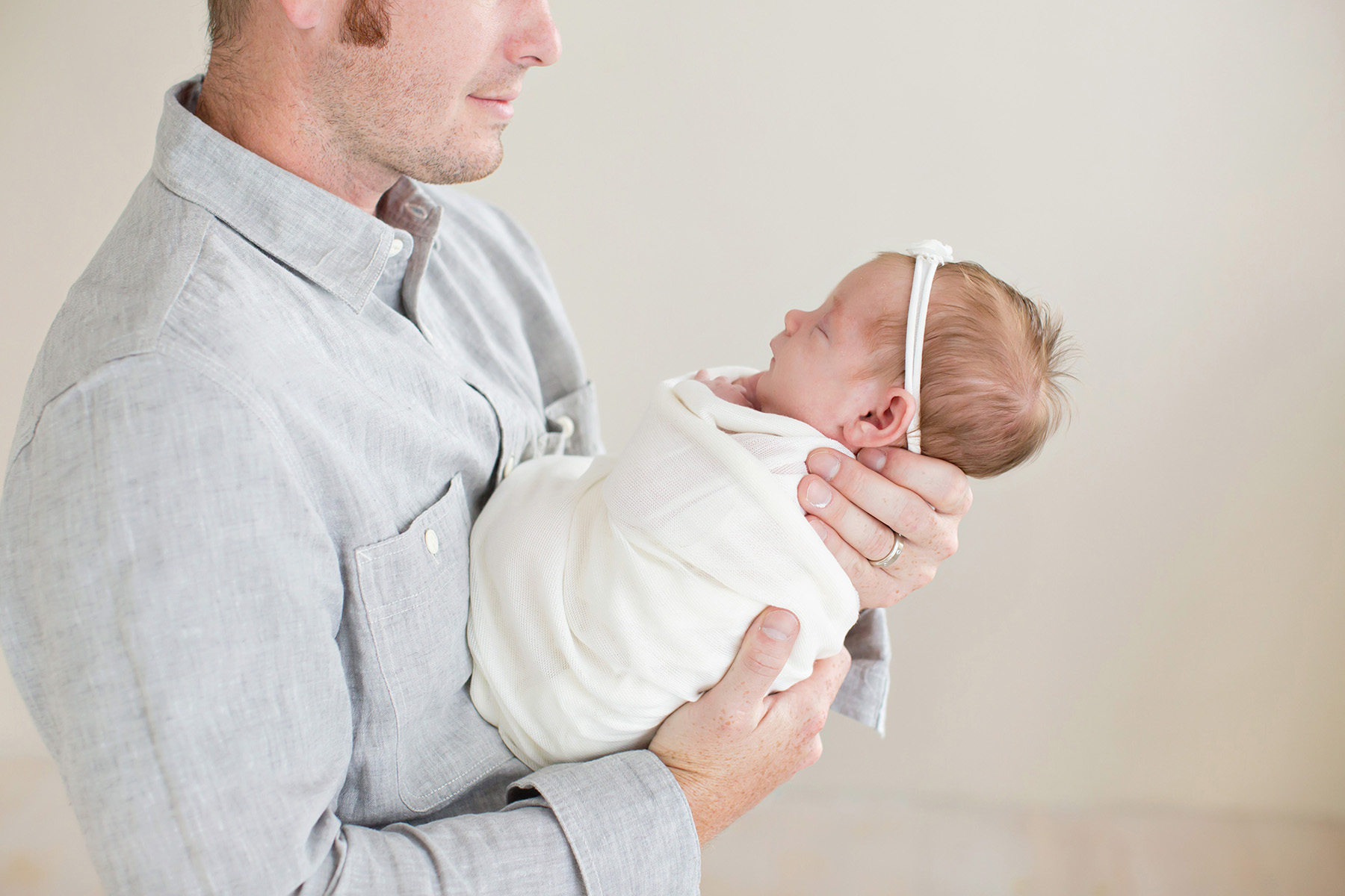 Louisville KY newborn photographer | Julie Brock Photography | maternity | family | louisville photography studio | newborn baby photography with dad