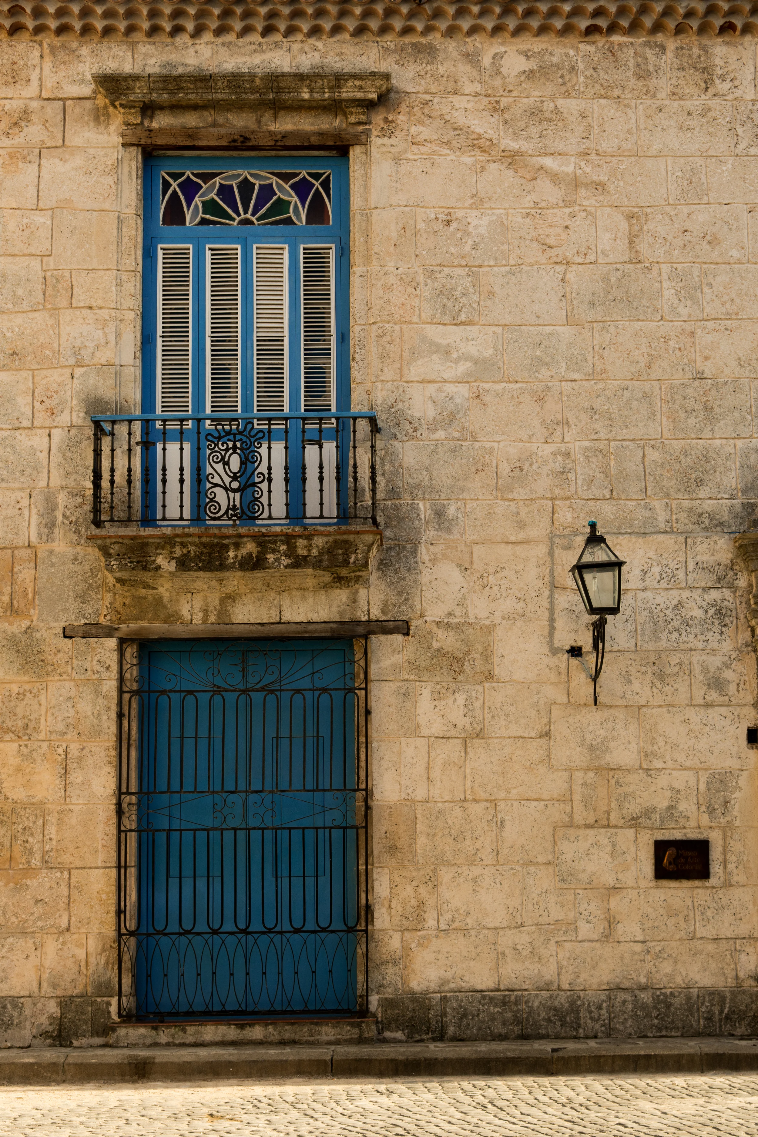ISO 200 / 35mm / f7.1 / 1/250sec. - Pretty walls with colourful doors line the streets of Old Havana