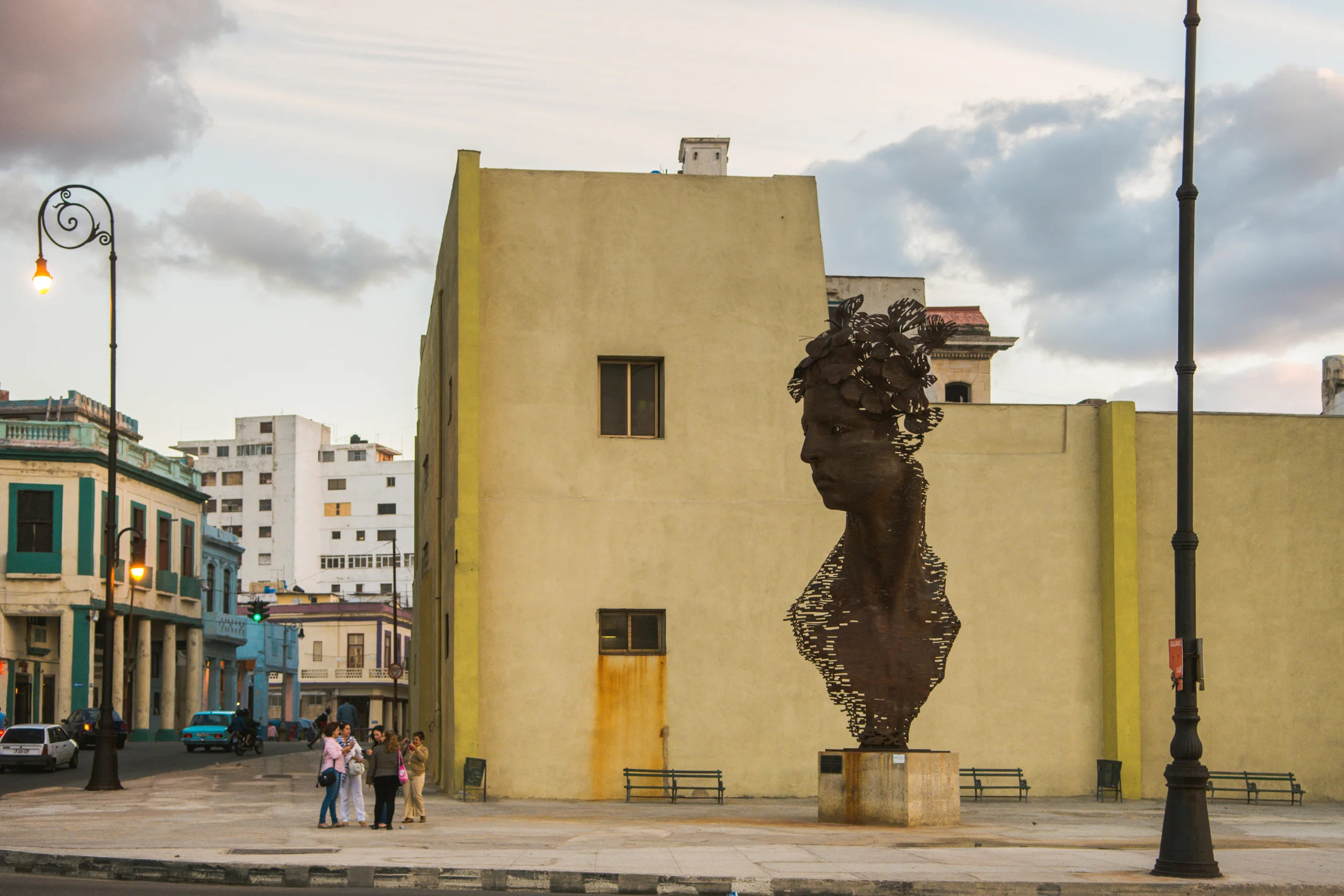 ISO 200 / 31mm / f3.2 / 1/160sec - Havana is full of interesting sculptures. This was taking across from the Malecon. I particularly like how it is looking down on the tourists. 