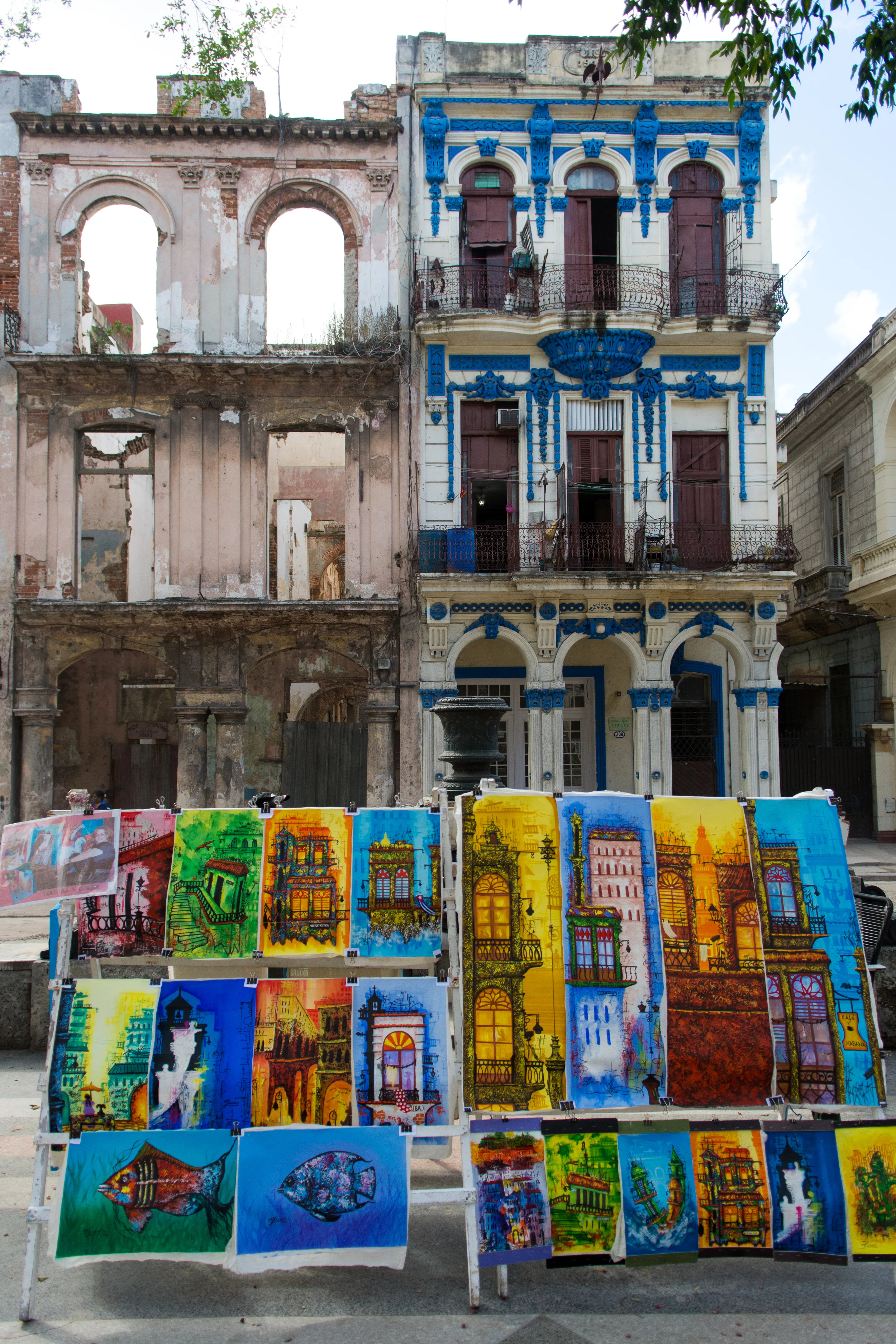 ISO 200 / 17mm / f2.8 / 1/2000sec - Paseo del Prado is a street that divides Central and Old Havana. It is lined with local artist stalls and vendors. 